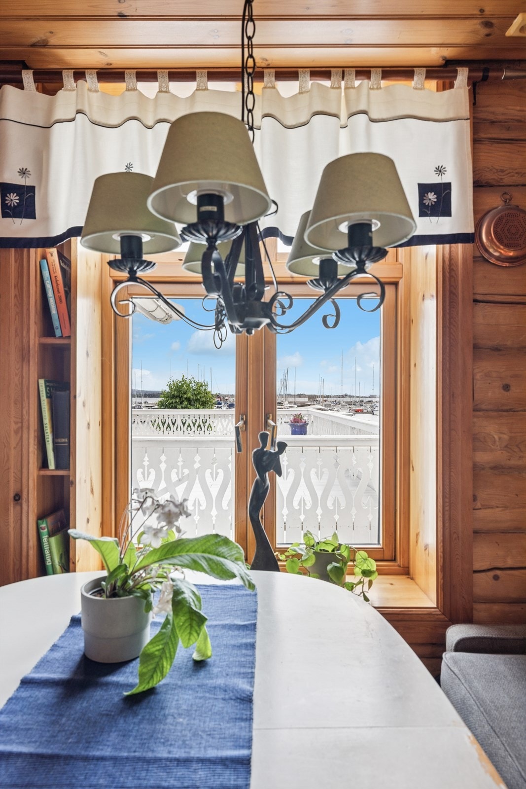 Her kan en nyte et godt måltid til en fin utsikt! Galleribilde