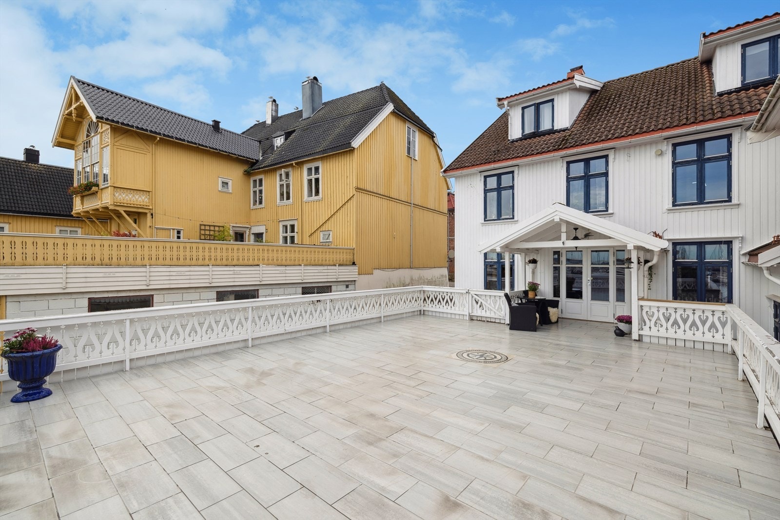 Det er stor og herlig terrasse på hele 68m² med fantastisk fjordutsikt! Galleribilde