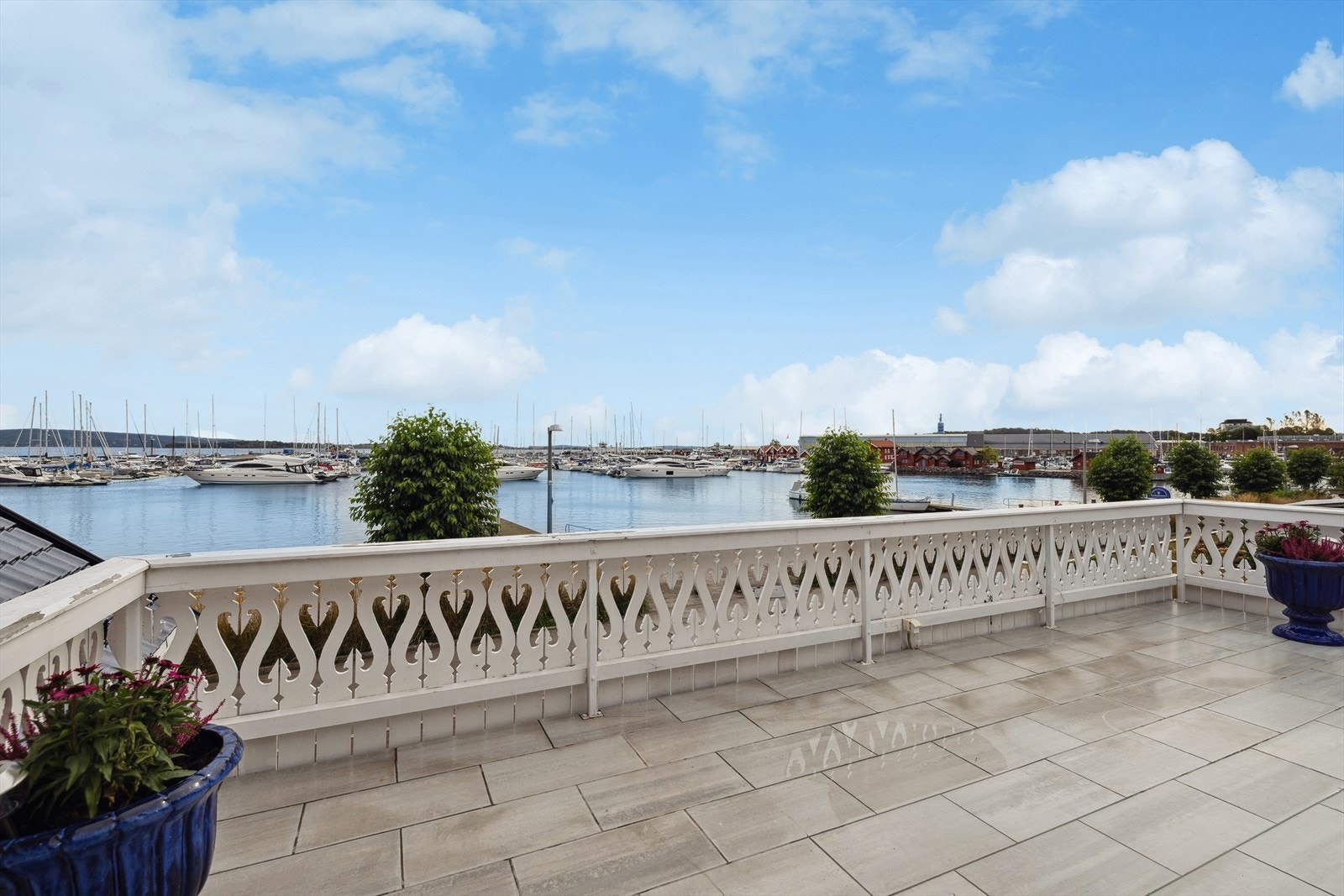 Terrassen blir nærmest å beskrive som en "orkesterplass" hvor en kan nyte flotte sommerkvelder til det flotte bildet. Galleribilde