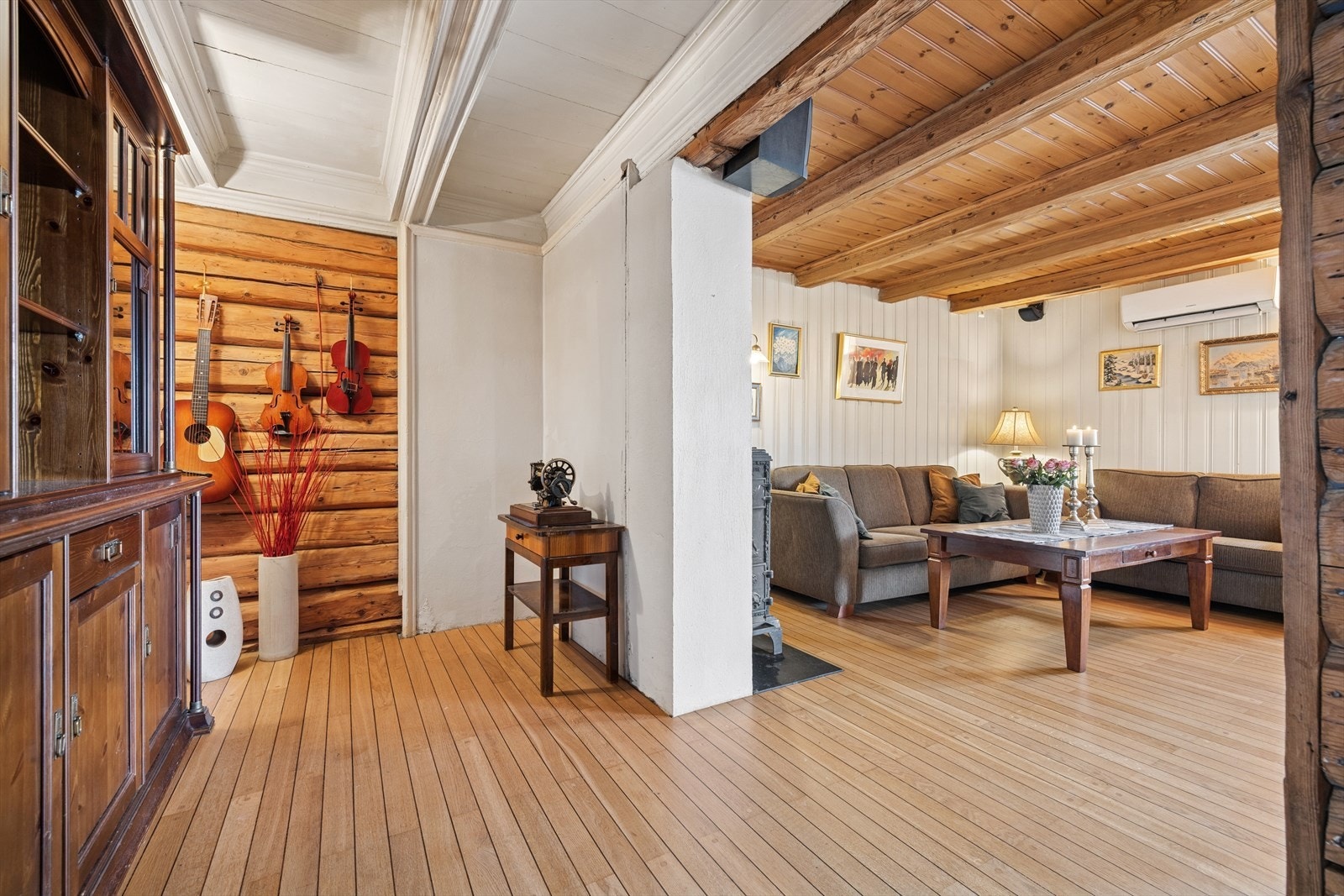 Leiligheten har videre en åpen og fin gang som har adkomst til et av soverommene i tillegg til stue og kjøkken. Galleribilde