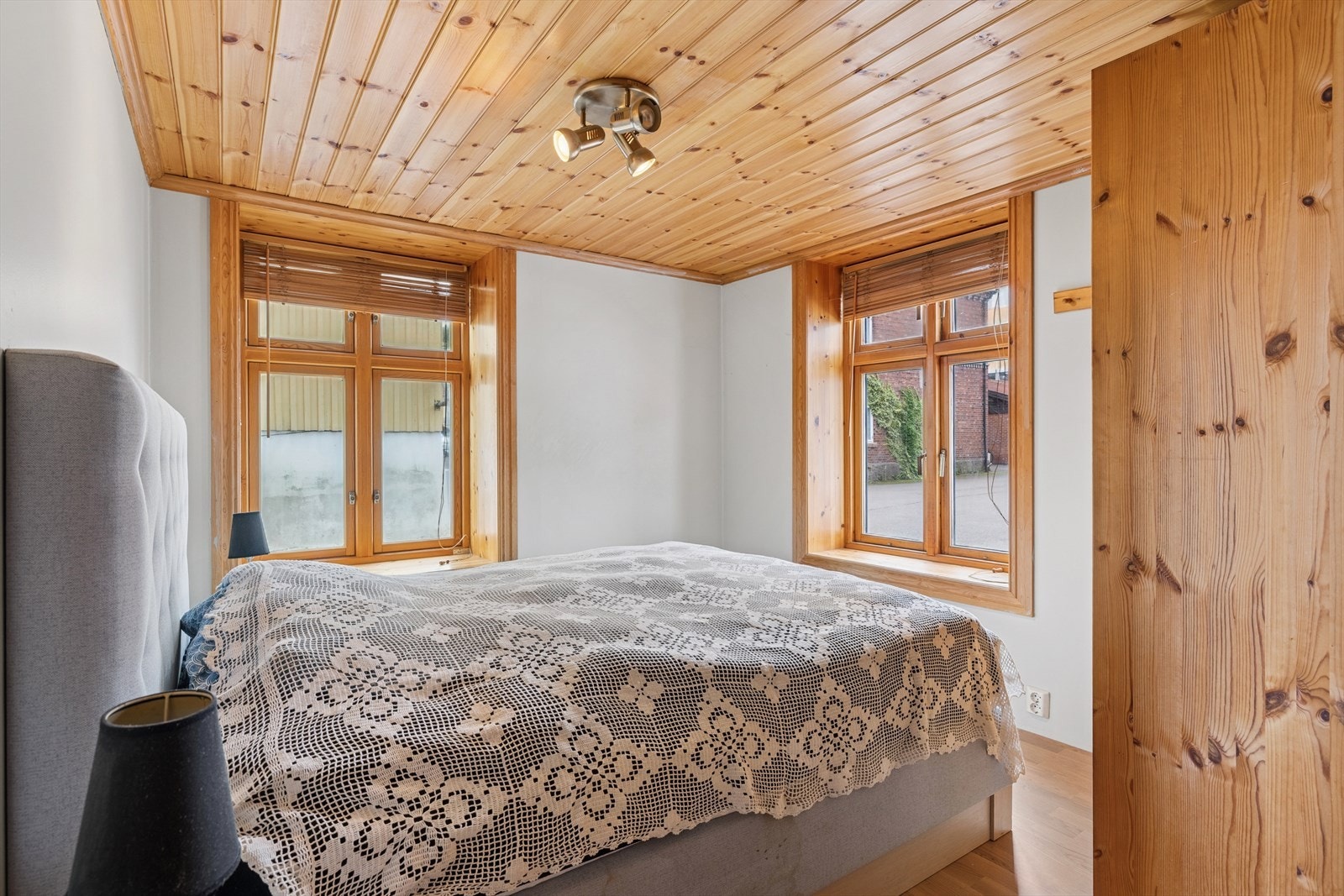 Leiligheten har 2 romslige soverom som byr på god plass til seng med tilhørende nattbord og ønskede garderobeløsninger. Hovedsoverommet har montert gode garderobeløsninger Galleribilde