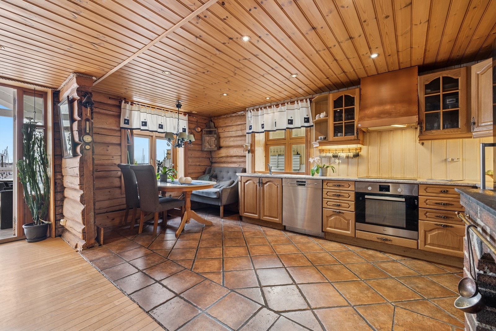 Kjøkkenet er pent gjennomført med flislagt gulv. Galleribilde