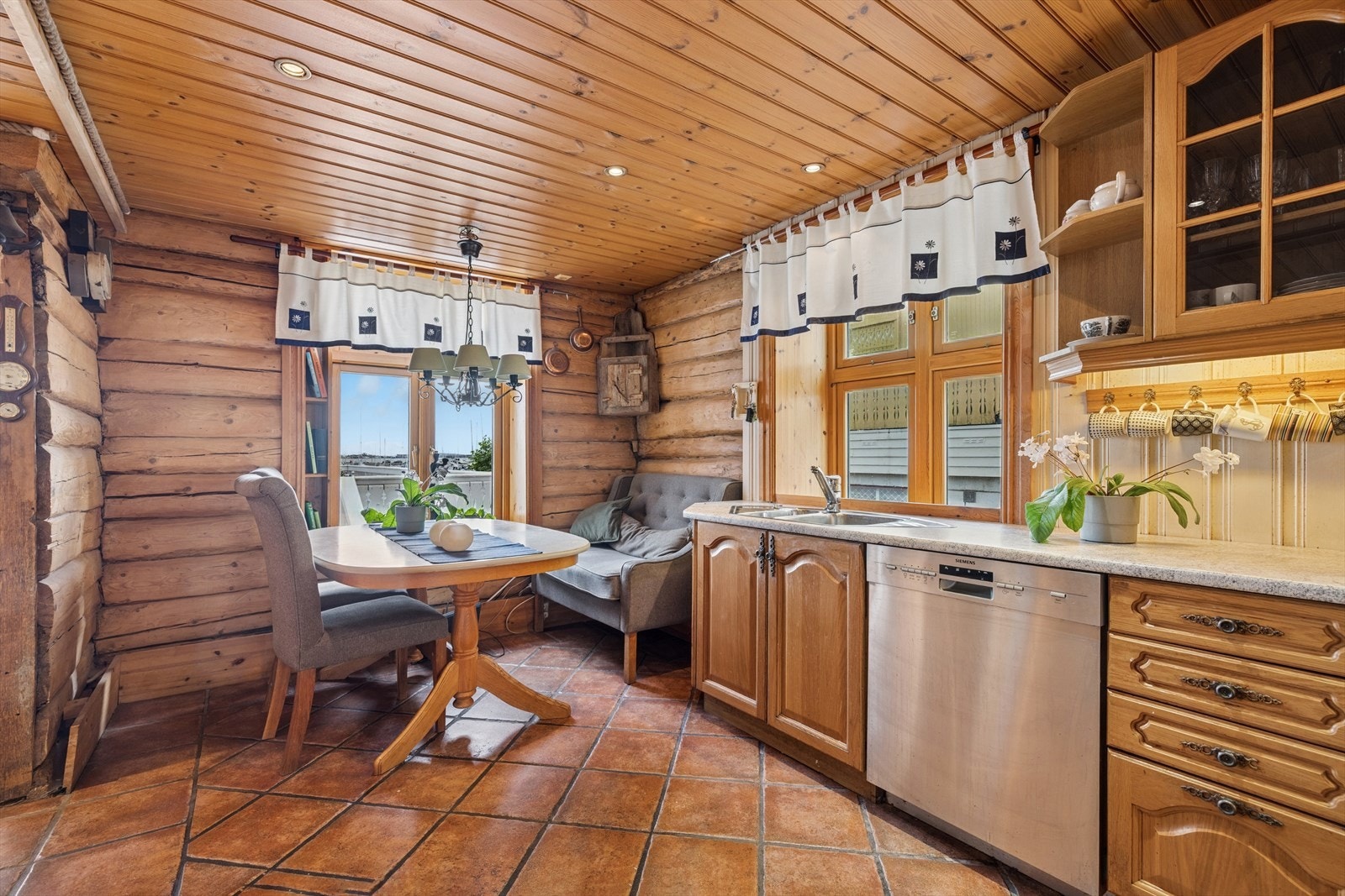 Det er montert en klassisk og tidløs kjøkkeninnredning med profilerte fronter i eikeutførelse, med god benk- og skapplass. Galleribilde