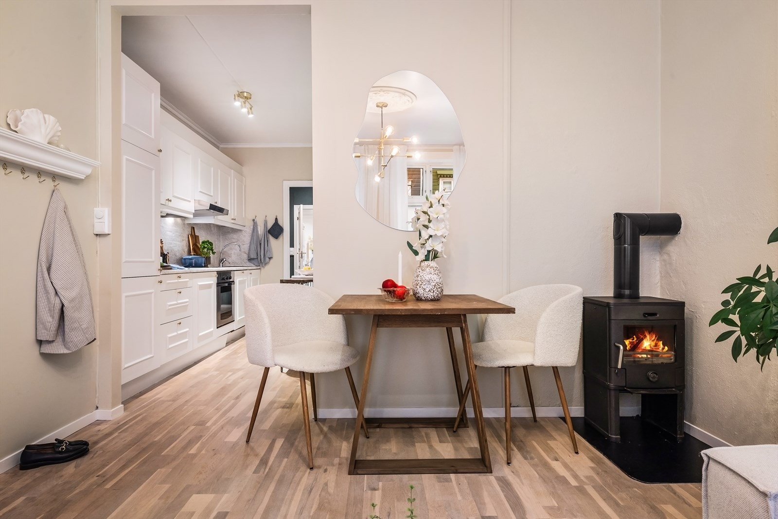 Her har det også blitt installert en lekker vedovn, som gir ekstra varme og kos på de kaldeste dagene. Galleribilde