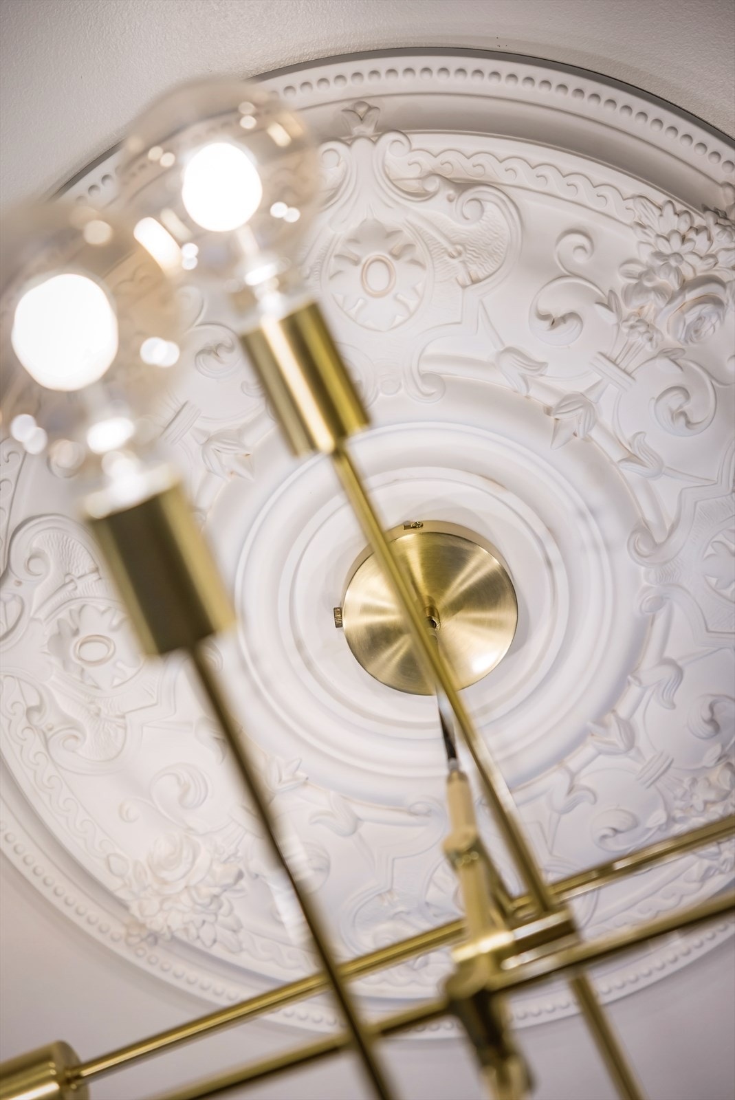 En vakker takrosett kombinert med moderne belysning gir leiligheten et stilrent uttrykk med et elegant klassisk preg. Galleribilde