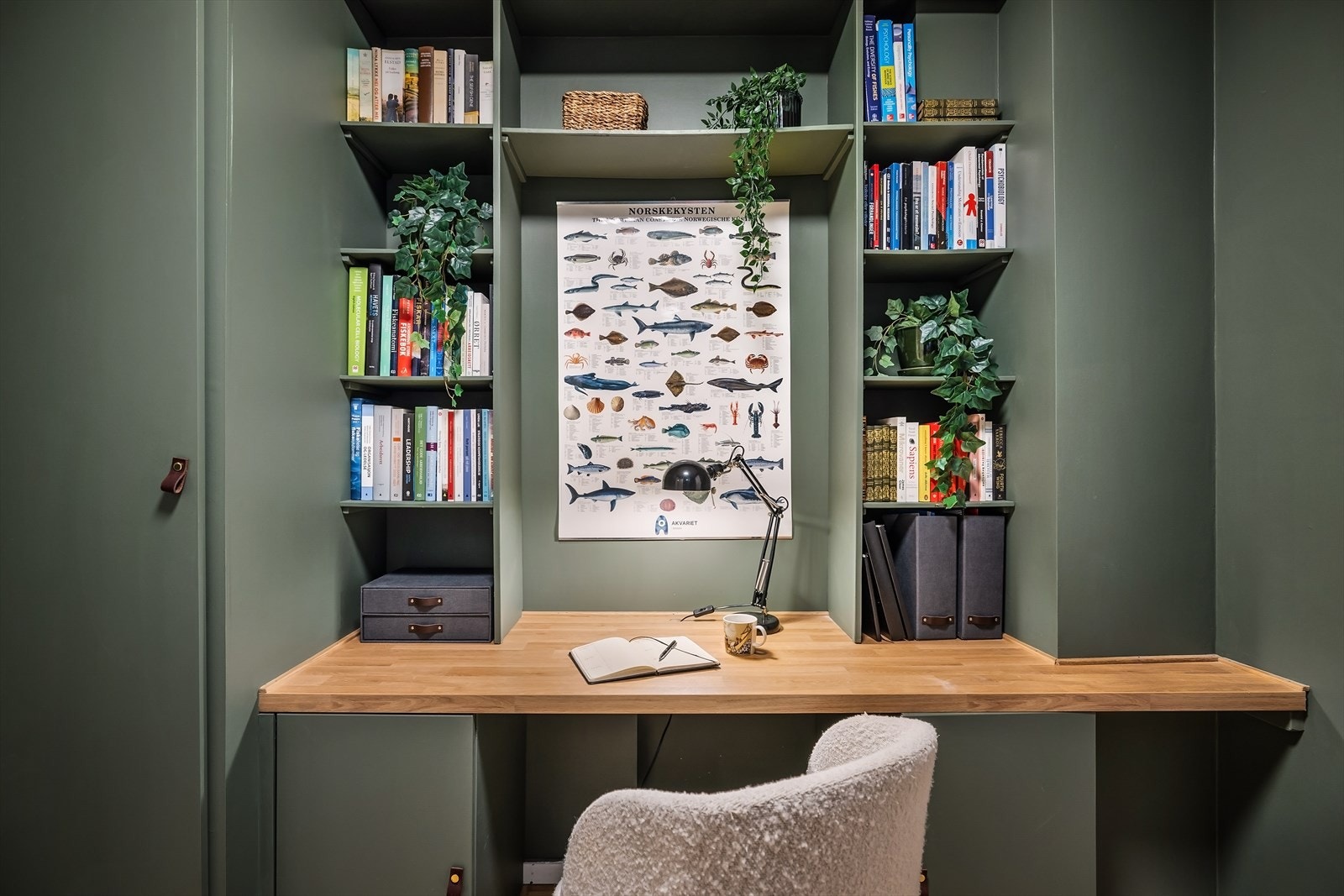 Med plassbygd skrivepult og praktiske hylleløsninger er kontoret ideelt for hjemmekontor, hobbyrom eller som garderobe. Galleribilde