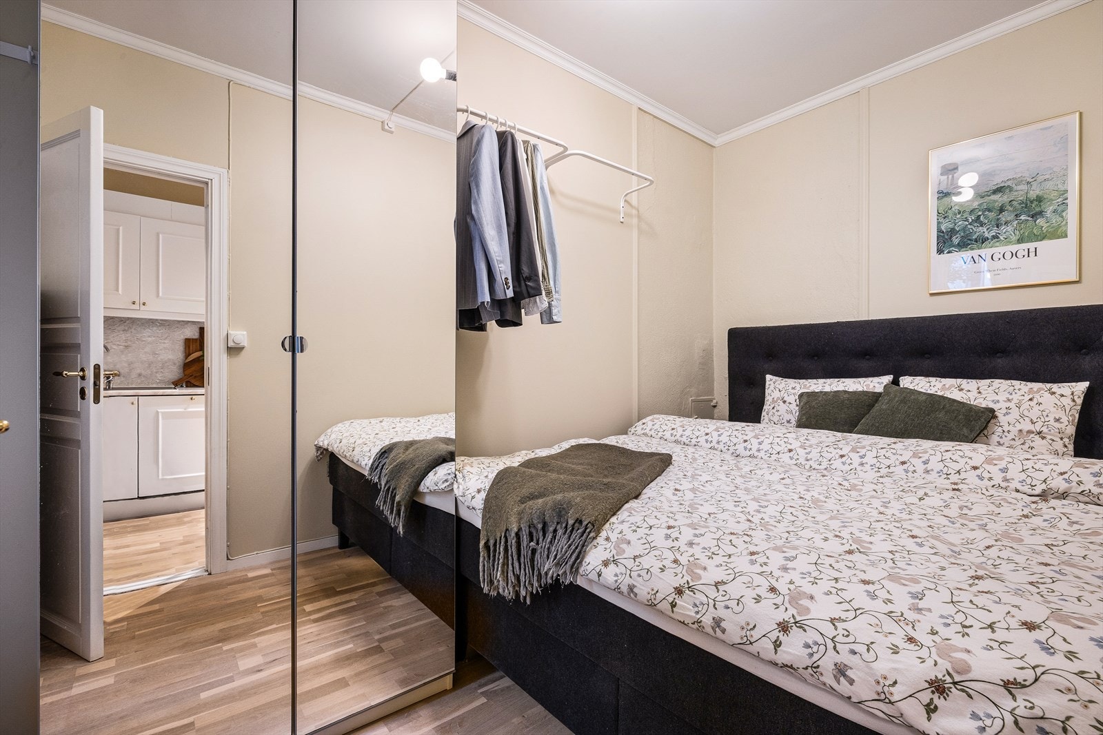 For "god kontroll og orden" kan klærne enkelt organiseres i det store garderobeskapet. Galleribilde