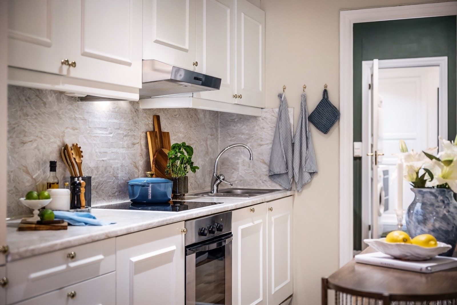 Her har man integrerte hvitevarer som stekeovn, platetopp, ventilator, oppvaskmaskin og kombiskap. Galleribilde