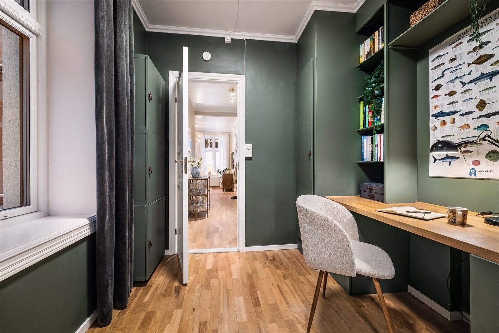 Tilkomst fra kjøkken til praktisk kontor på 6,6m², med stort vindu og gode lysforhold. Galleribilde