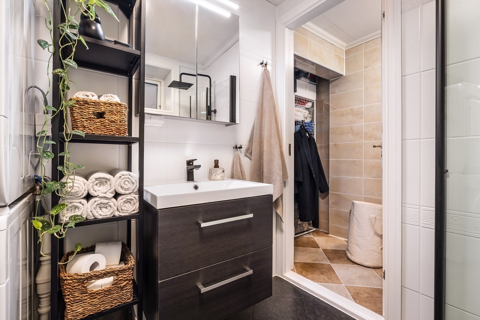 Her eksisterer det også opplegg for vaskemaskin/tørketrommel. Fra badet kommer du videre inn til en helfliset bod på 2,9 m², som gir svært god oppbevaringsplass. Galleribilde