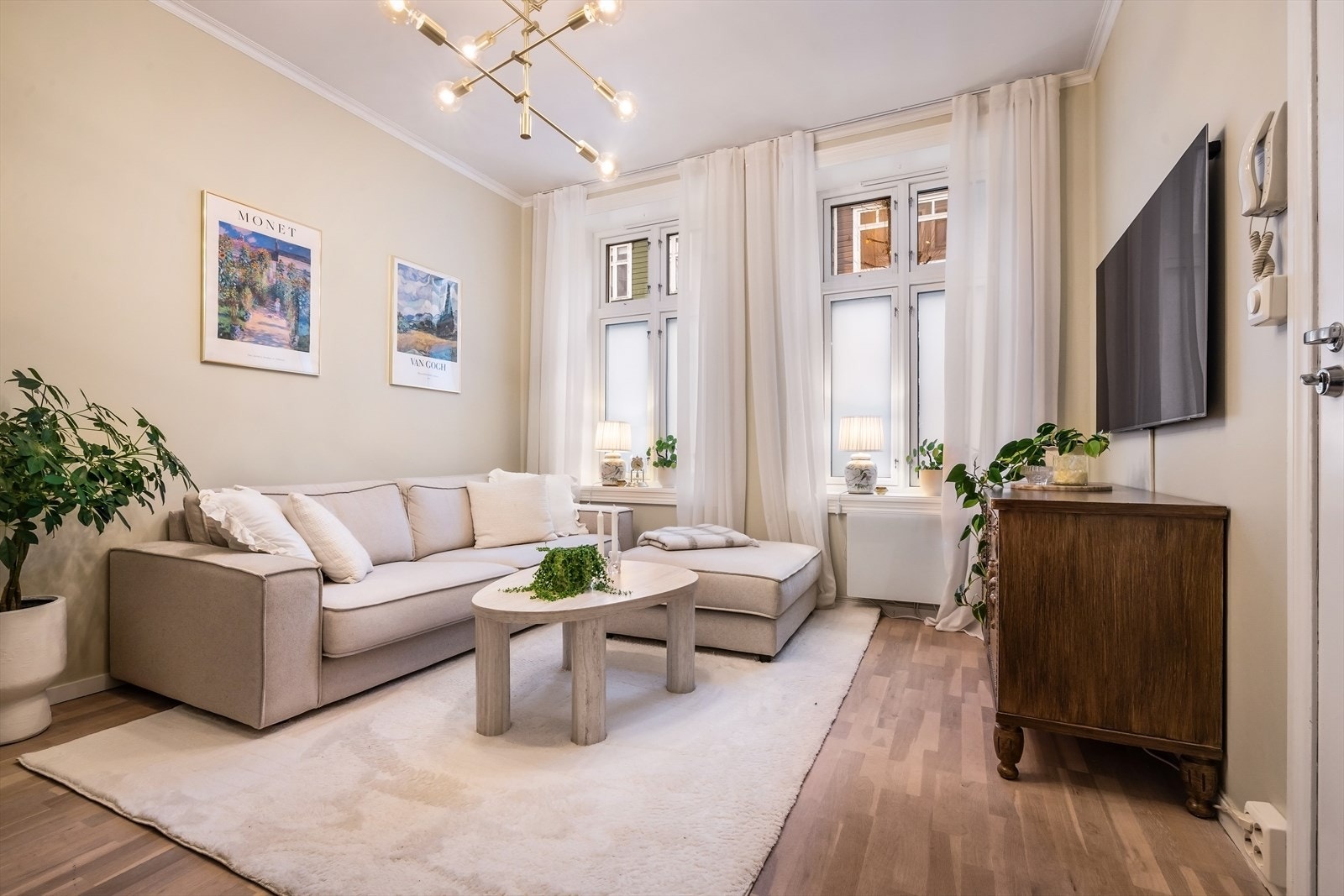 Aktiv Eiendomsmegling v/ Anders Paulsen har gleden av å presentere Nygårdsgaten 68. En leilighet i delvis høy førsteetasje, med klassisk sjarm, elegante detaljer og moderne komfort. Galleribilde