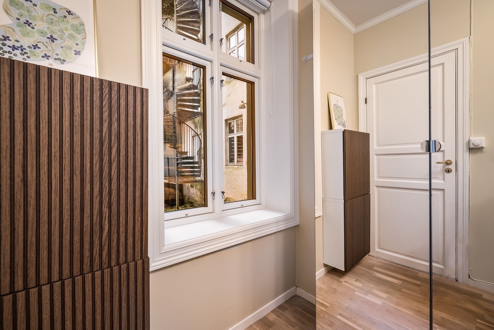 Kombinasjonen av myke fargetoner og naturlig lys skaper en varm og behagelig atmosfære i rommet. Galleribilde