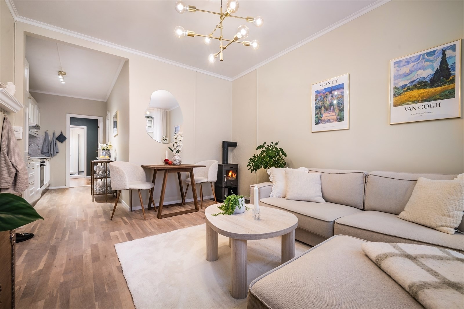 Stuen oppfattes som lys og luftig, med behagelige fargetoner og rikelig naturlig lys. Det er en åpen og sosial løsning til kjøkken. Galleribilde