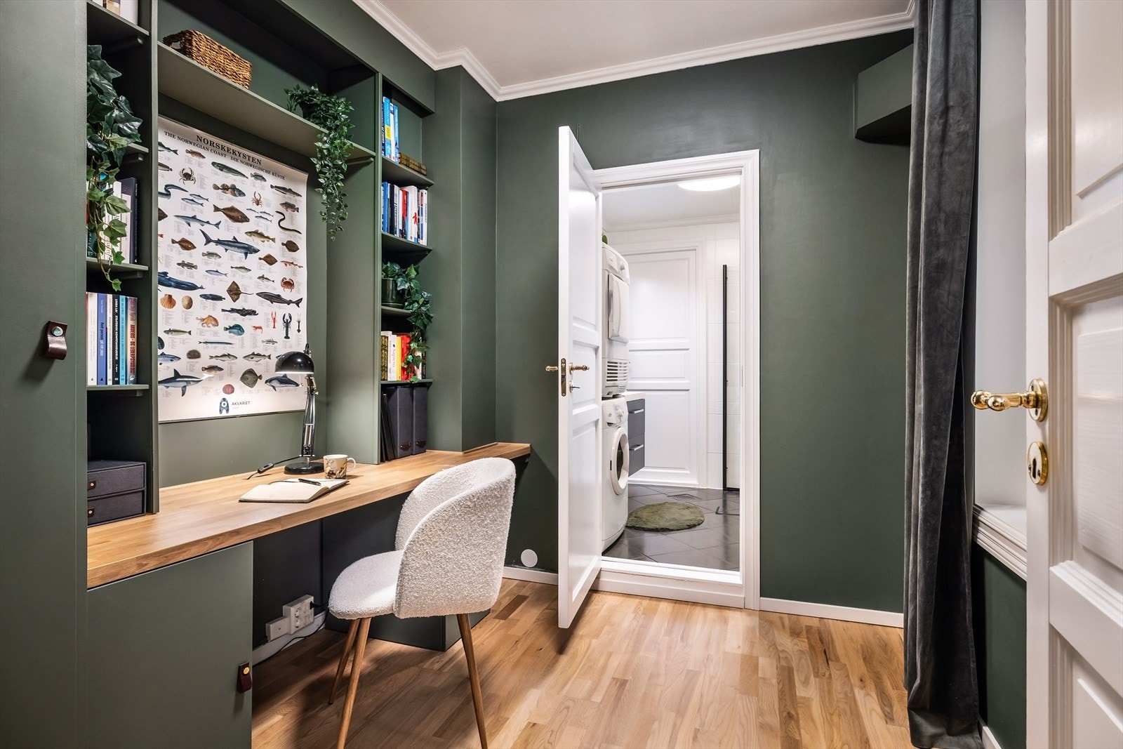 Fra kontoret har du adkomst til leilighetens bad. Galleribilde