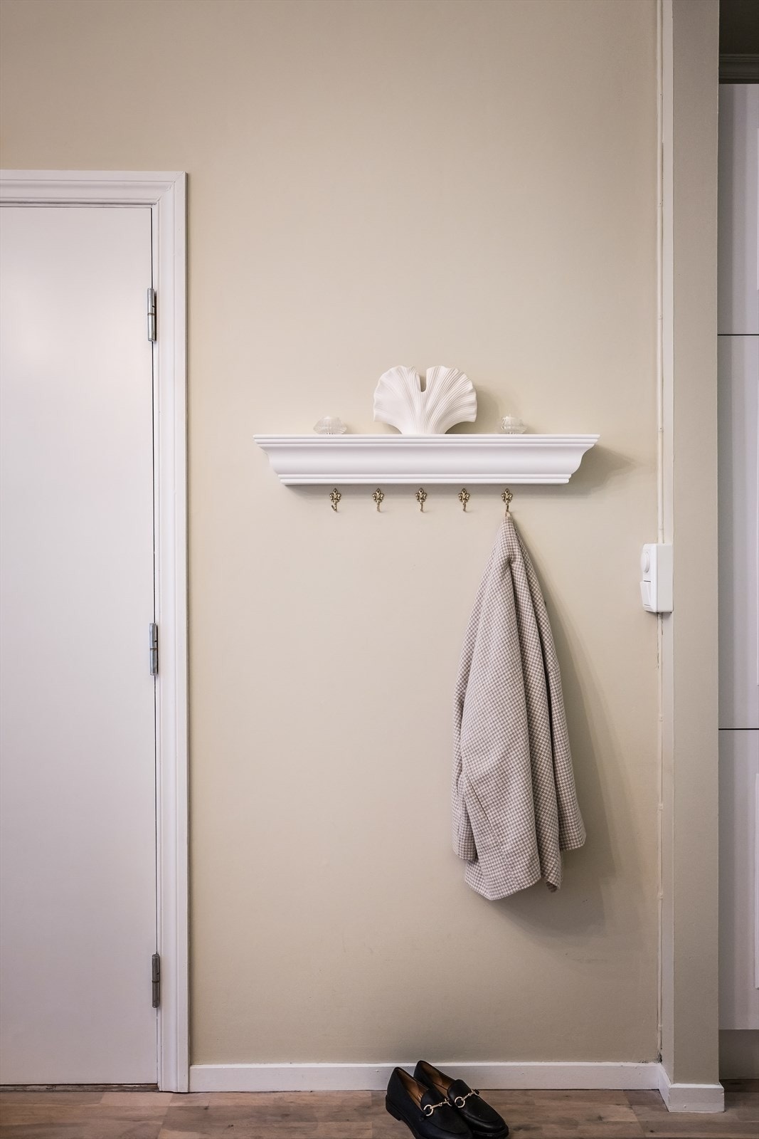 Like ved inngangsdøren er det tilrettelagt for smart og lett tilgjengelig oppbevaring av yttertøy og sko. Leiligheten har også en liten ekstern bod for enkel oppbevaring. Galleribilde