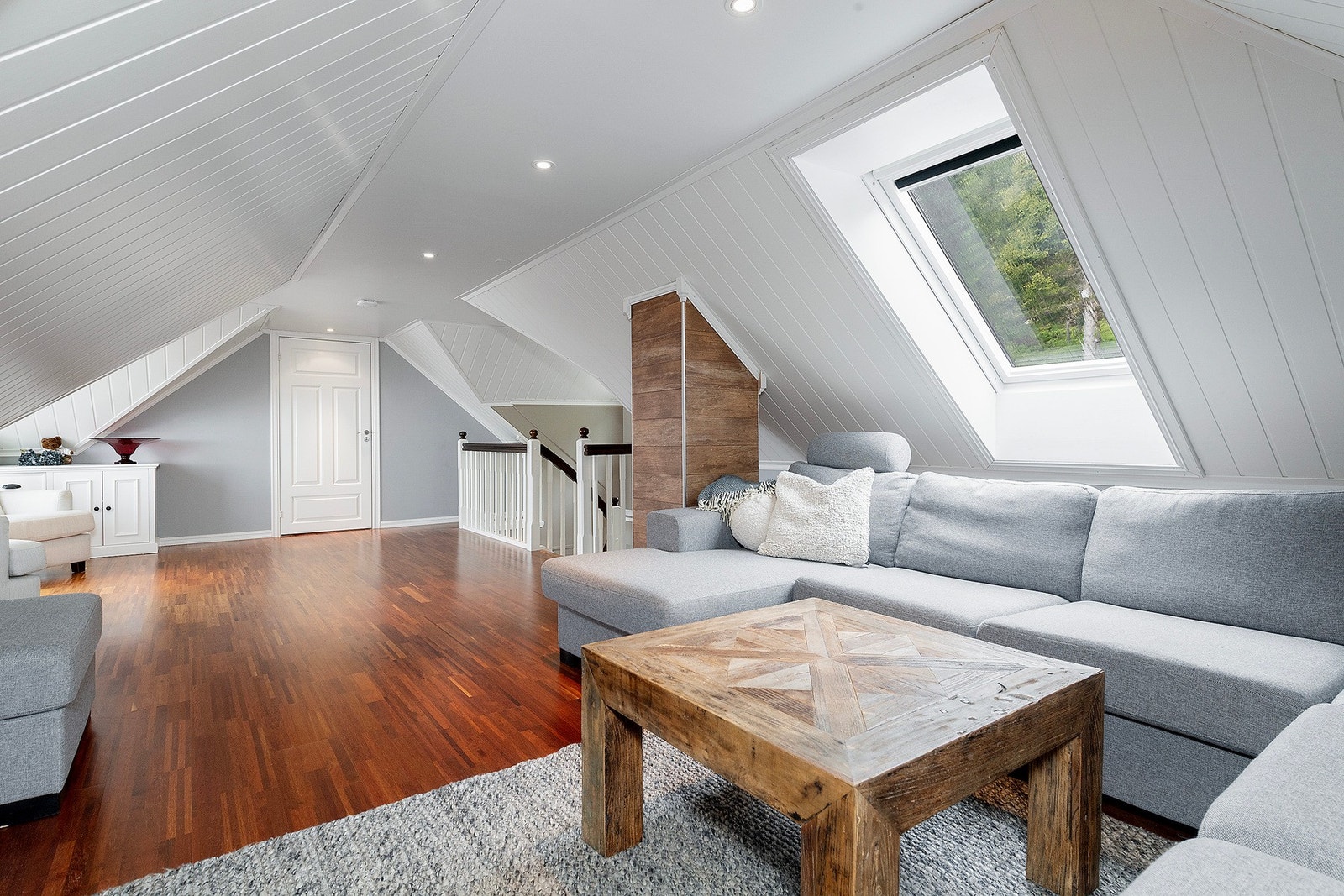 Loftstue med et ekstra rom for lagring eller kontor. Galleribilde