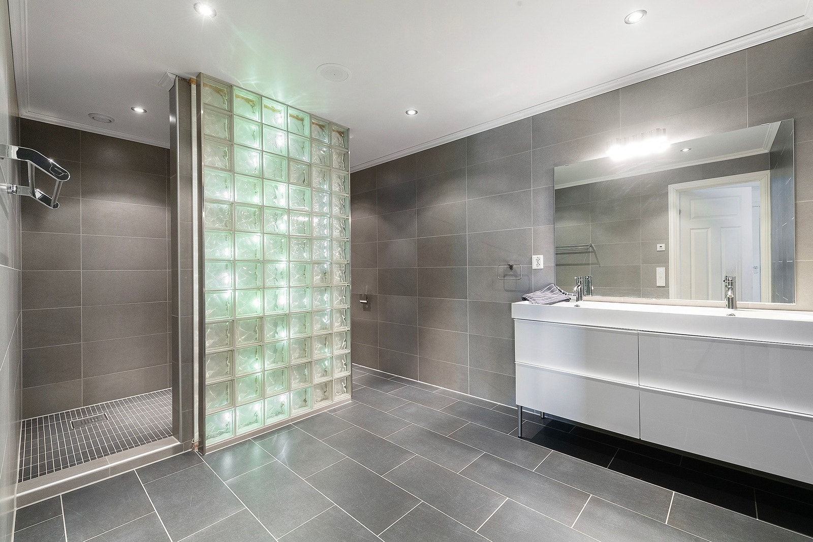 Boligen har 2 bad og et wc-rom. Romslig flislagt bad med dusj nisje. Galleribilde