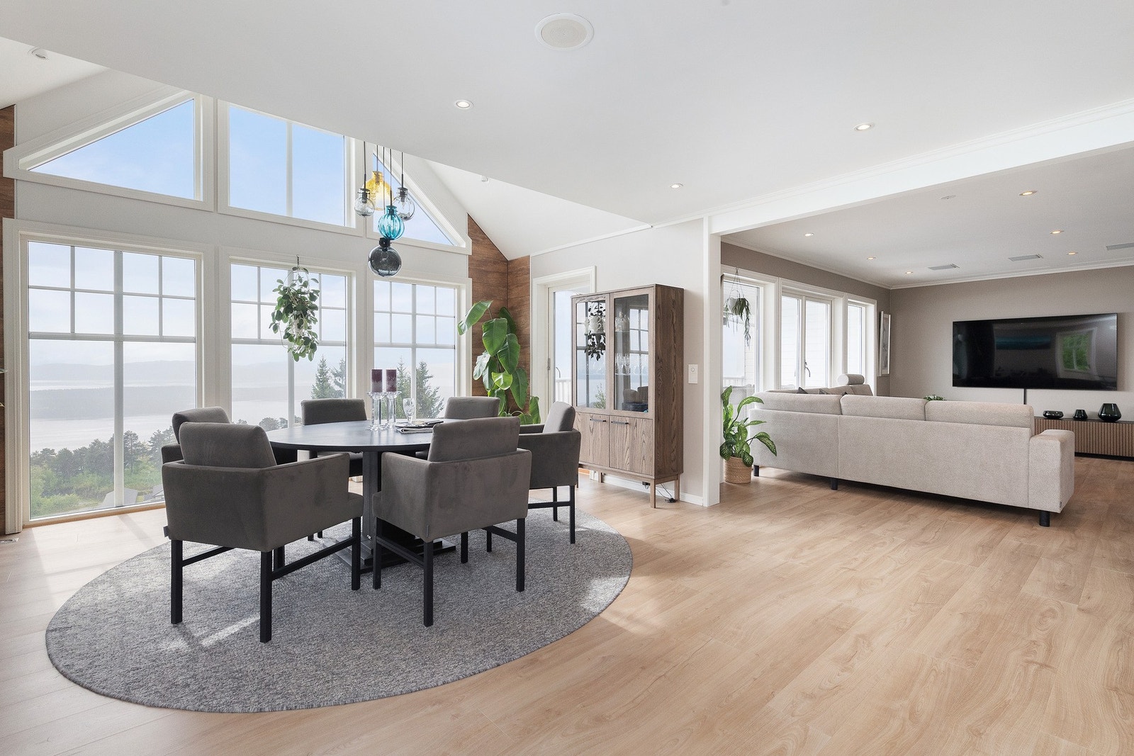 Stue, kjøkken og allrom i ett, med utgang til balkong. Galleribilde