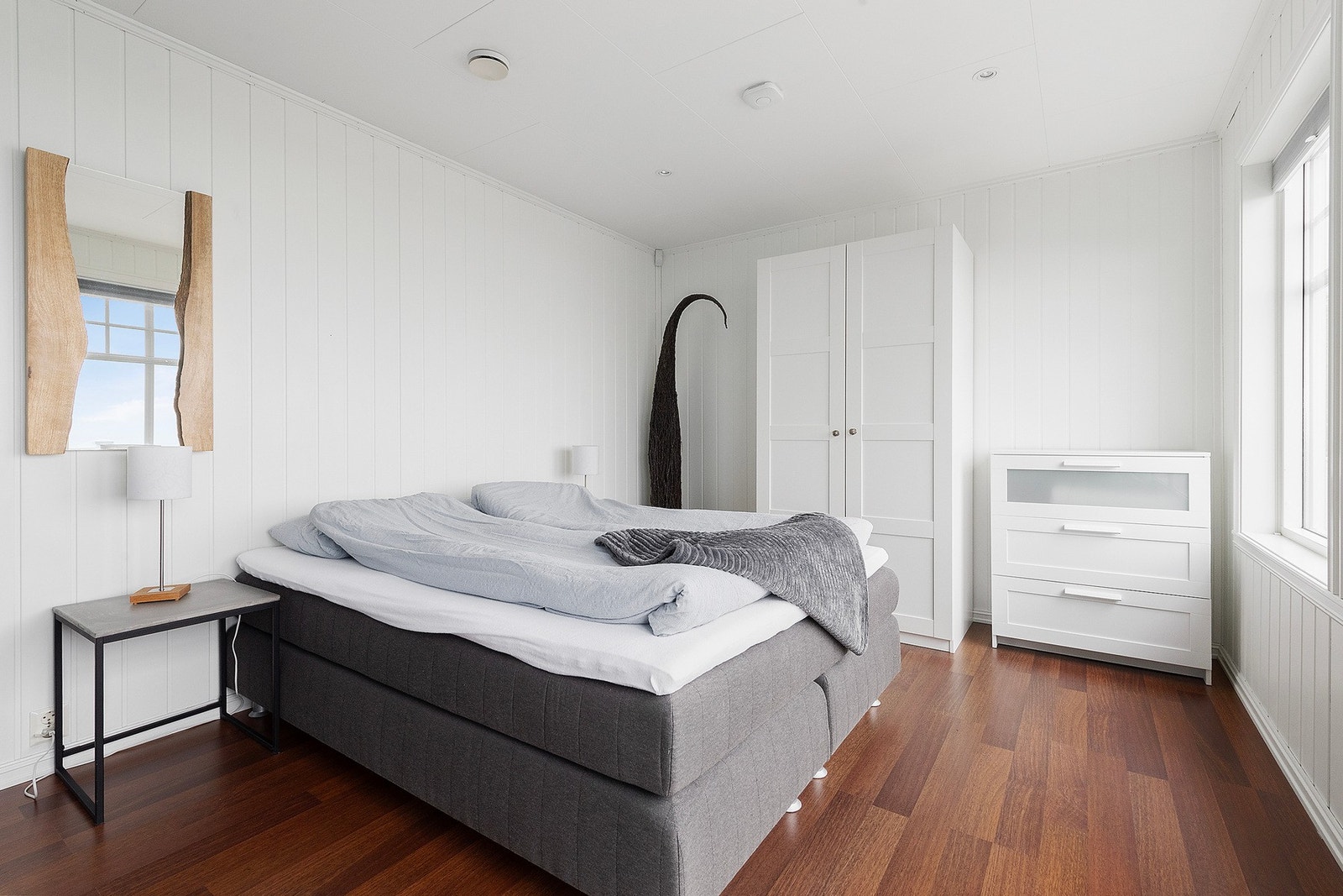 Romslige soverom med lyse overflater. Galleribilde