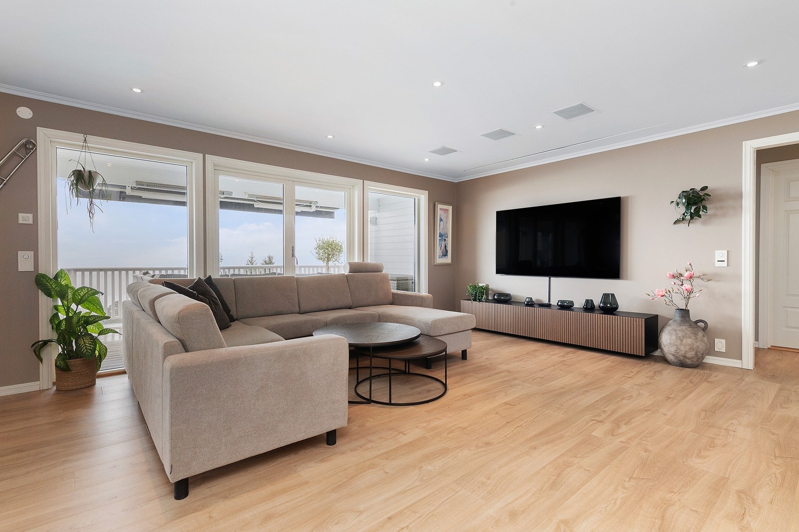 Stuen har utgang til veranda Galleribilde