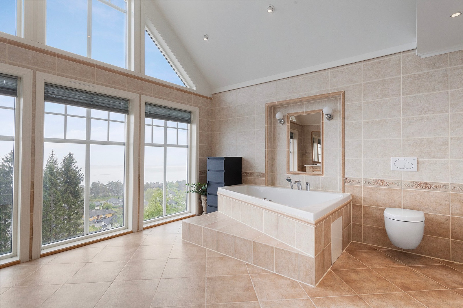 Stort bad i 1. etasje. Oppbygd badekar med fantastisk utsikt. Galleribilde