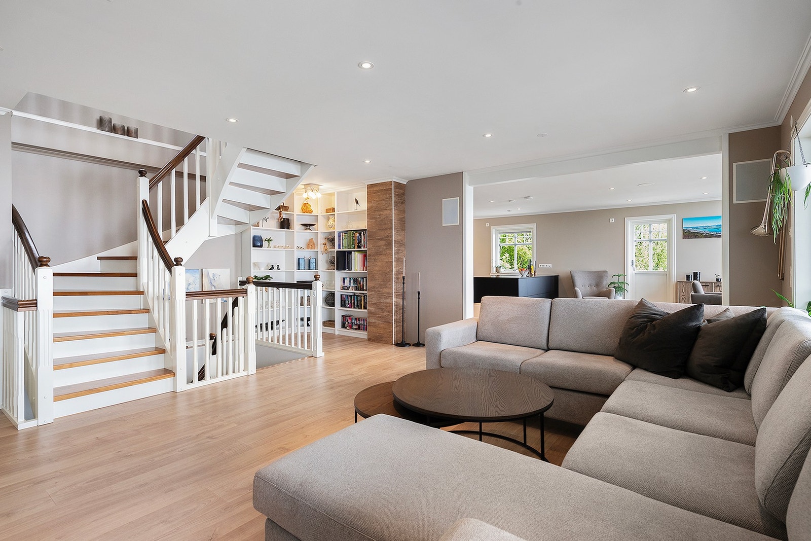 Koselig lesekrok ved trappen Galleribilde