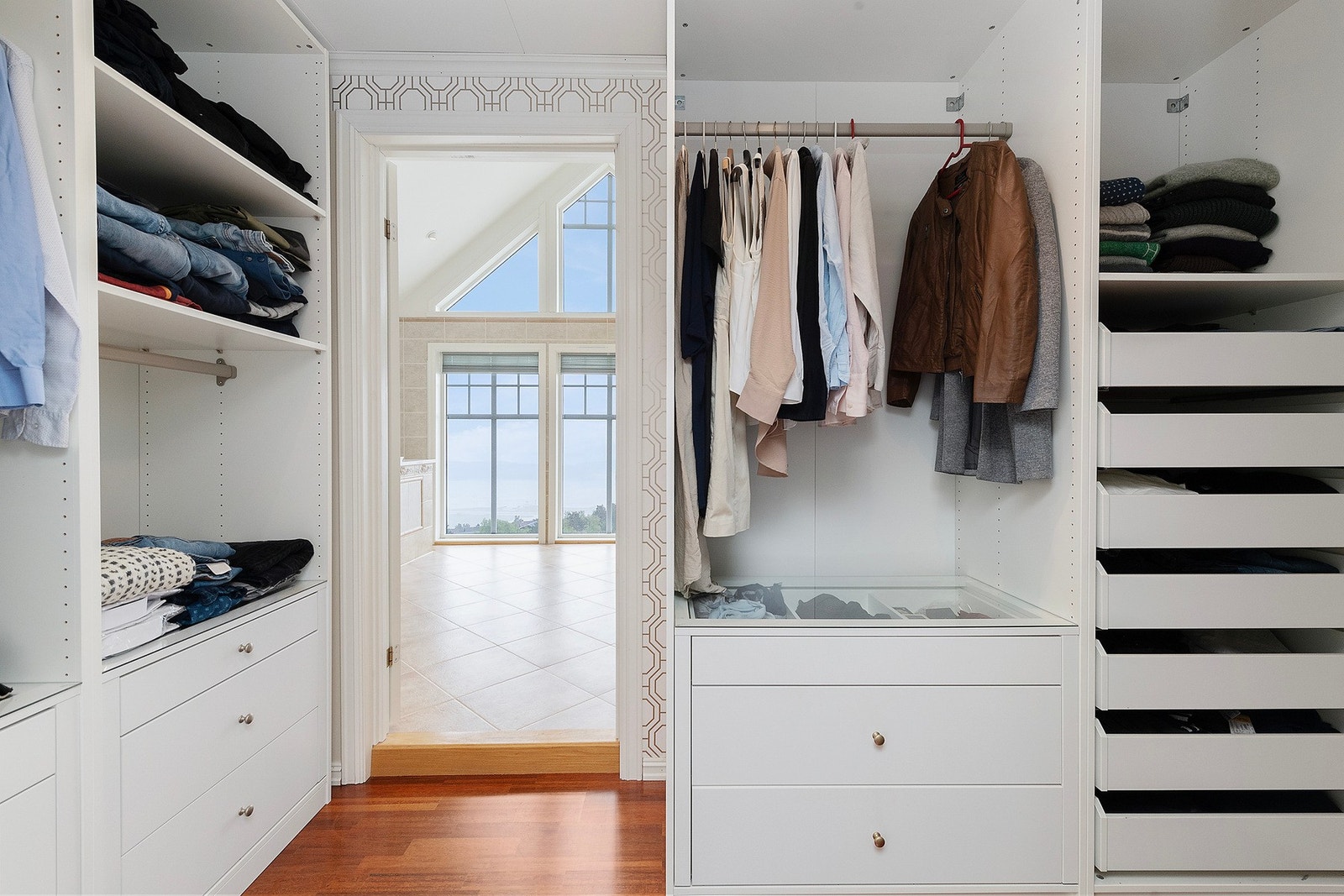 Praktisk garderobe med tilgang til soverom og eget bad. Galleribilde