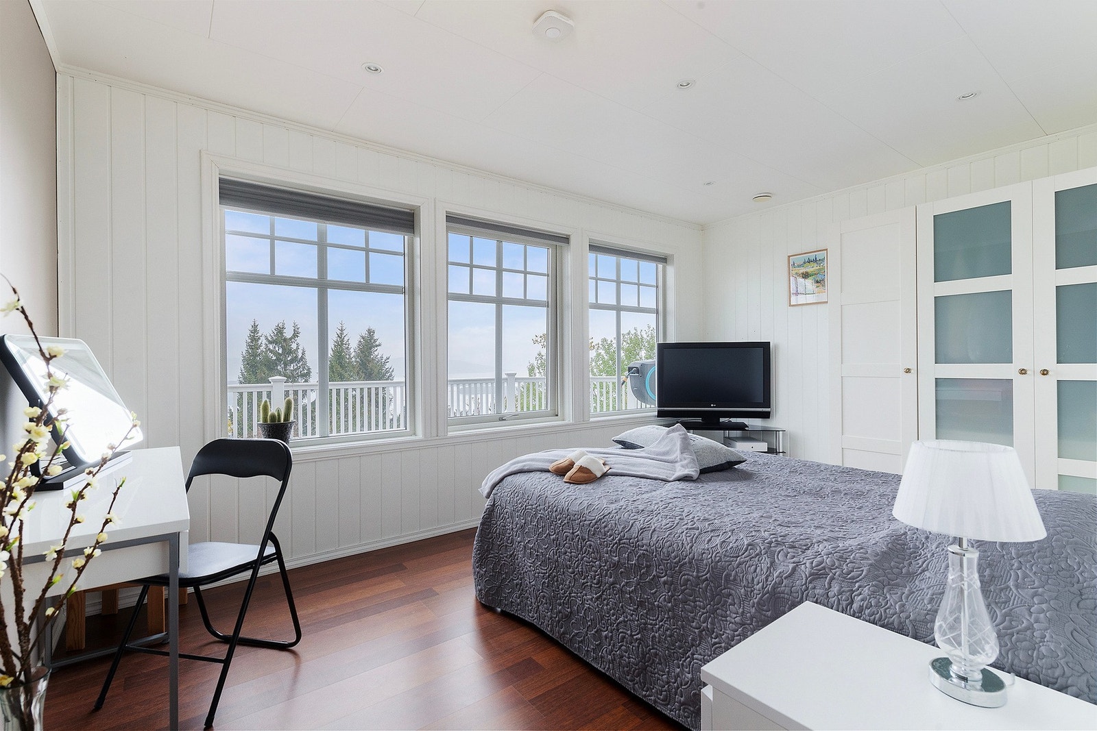 soverom med stor garderobeplass og utsikt Galleribilde