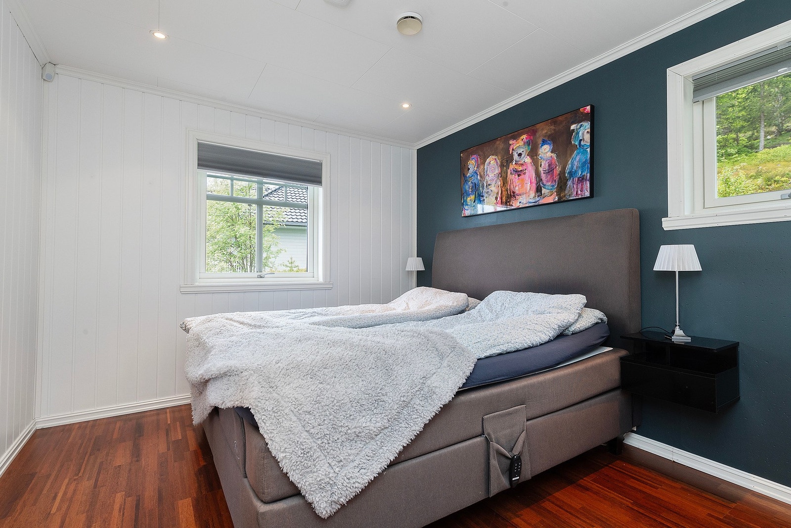 Boligen har 4 soverom. Soverommet i 1. etasje har inngang til garderobe og videre til bad. Galleribilde