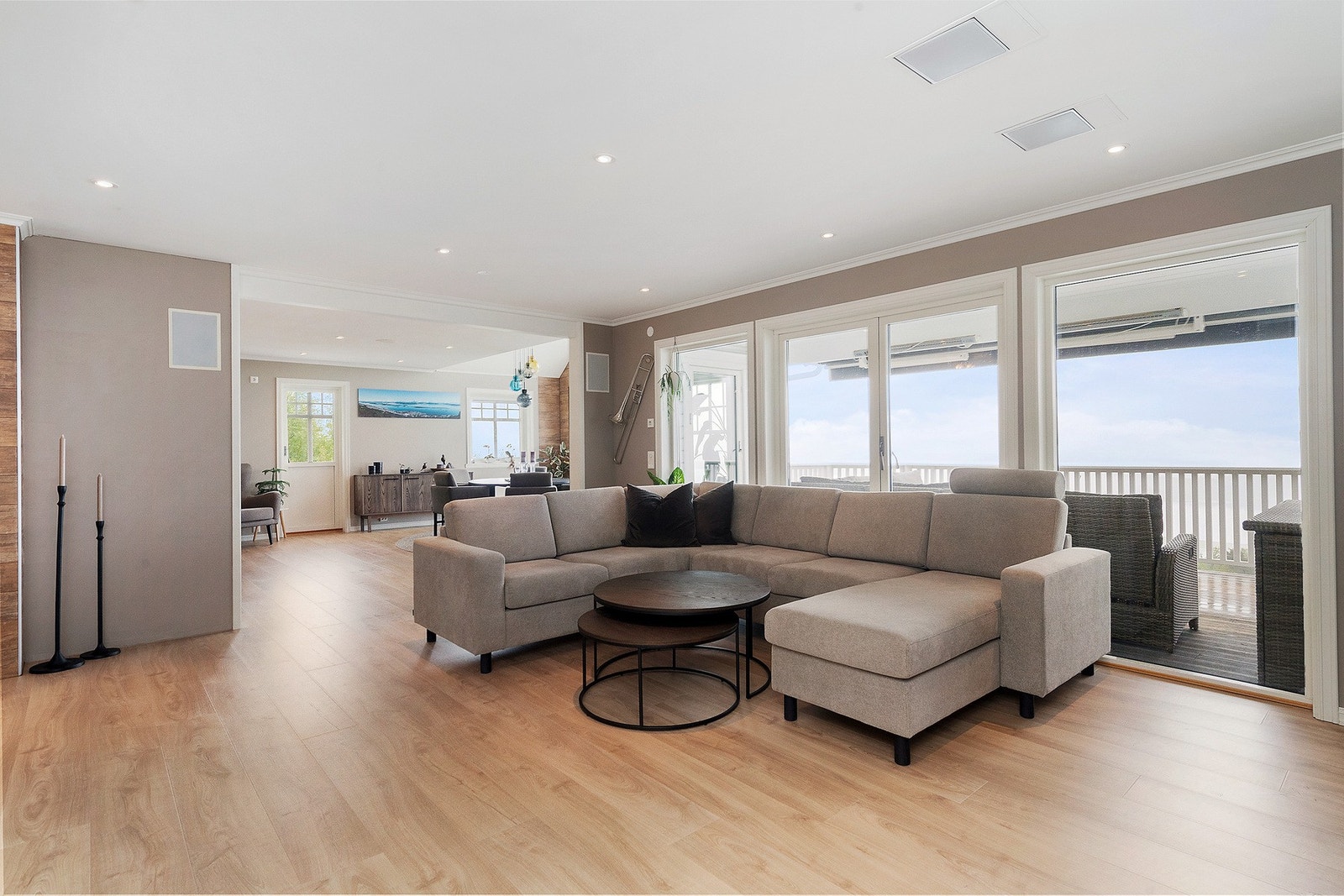 Det er åpent mellom stue og kjøkken. Stuen er malt i moderne farger. Galleribilde