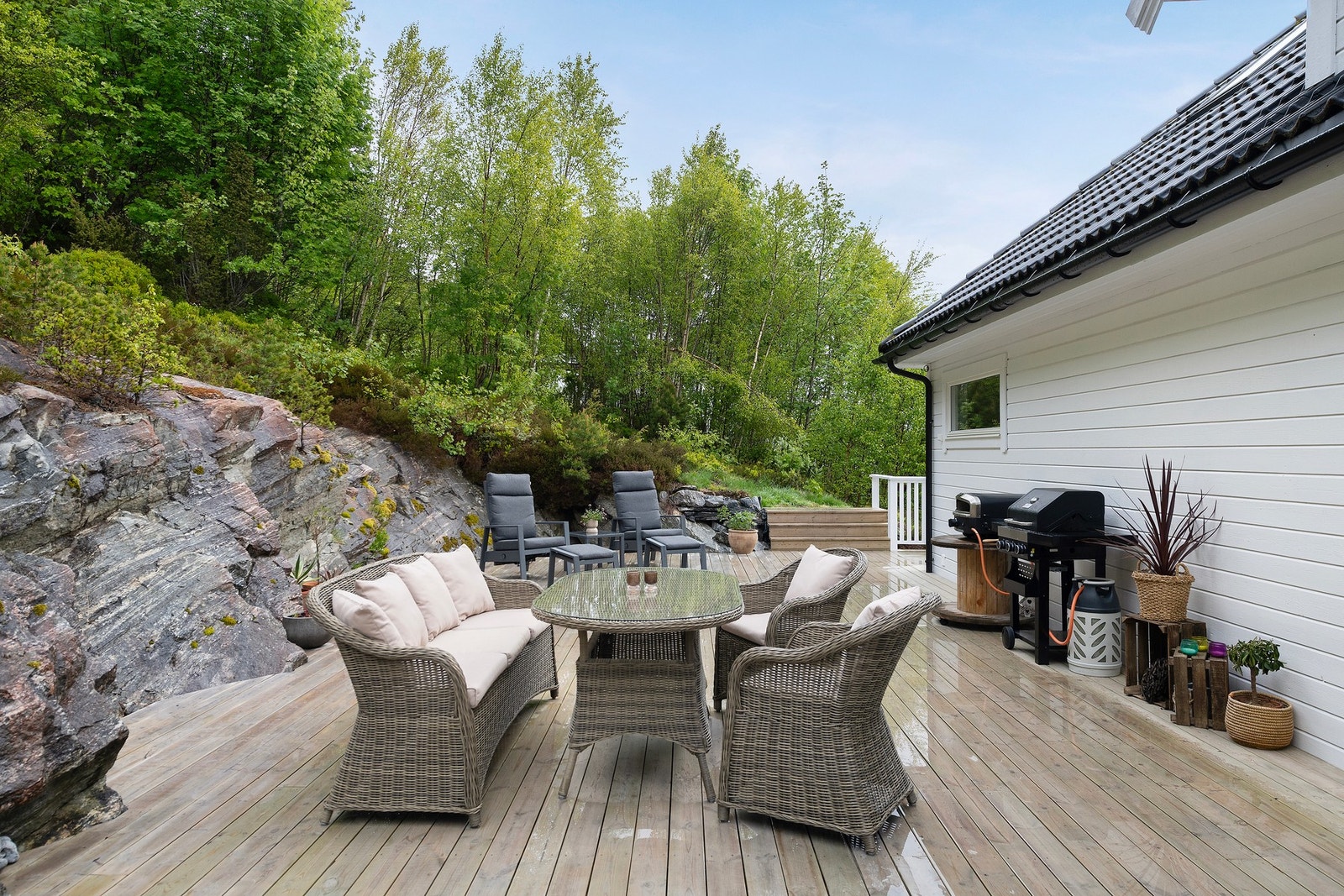 Baksiden av boligen har en lun og skjermet grillplass. Galleribilde