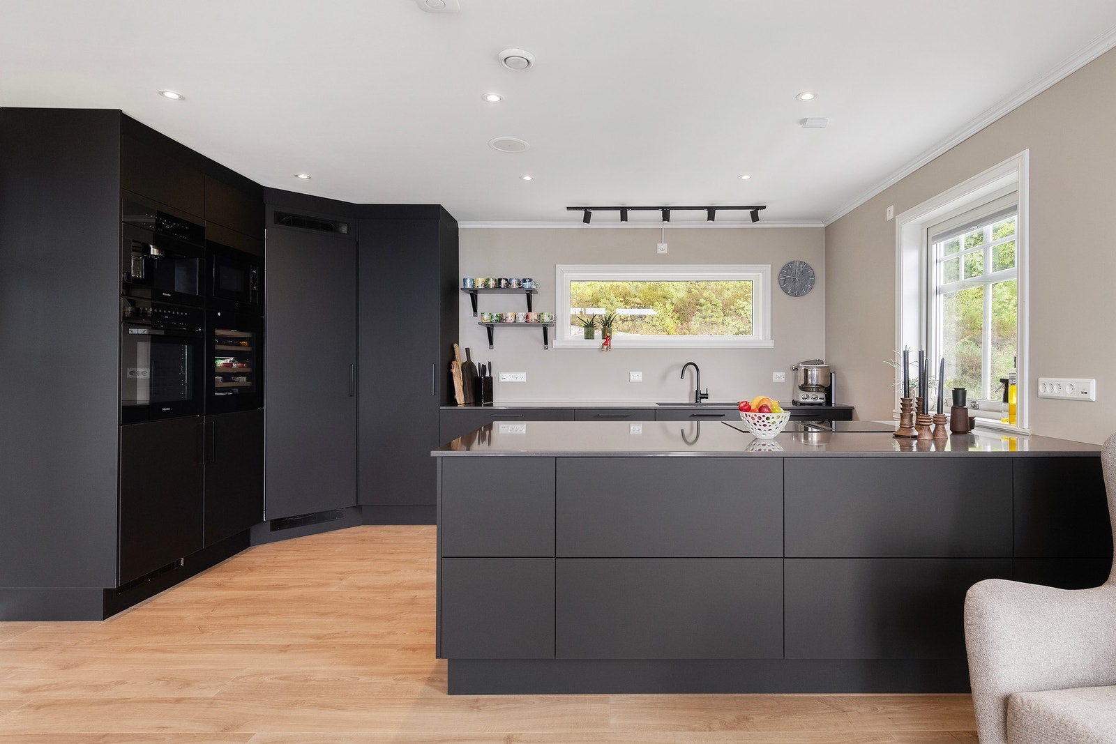 HTH kjøkken fra 2024, med steinkompositt benkeplate. Galleribilde