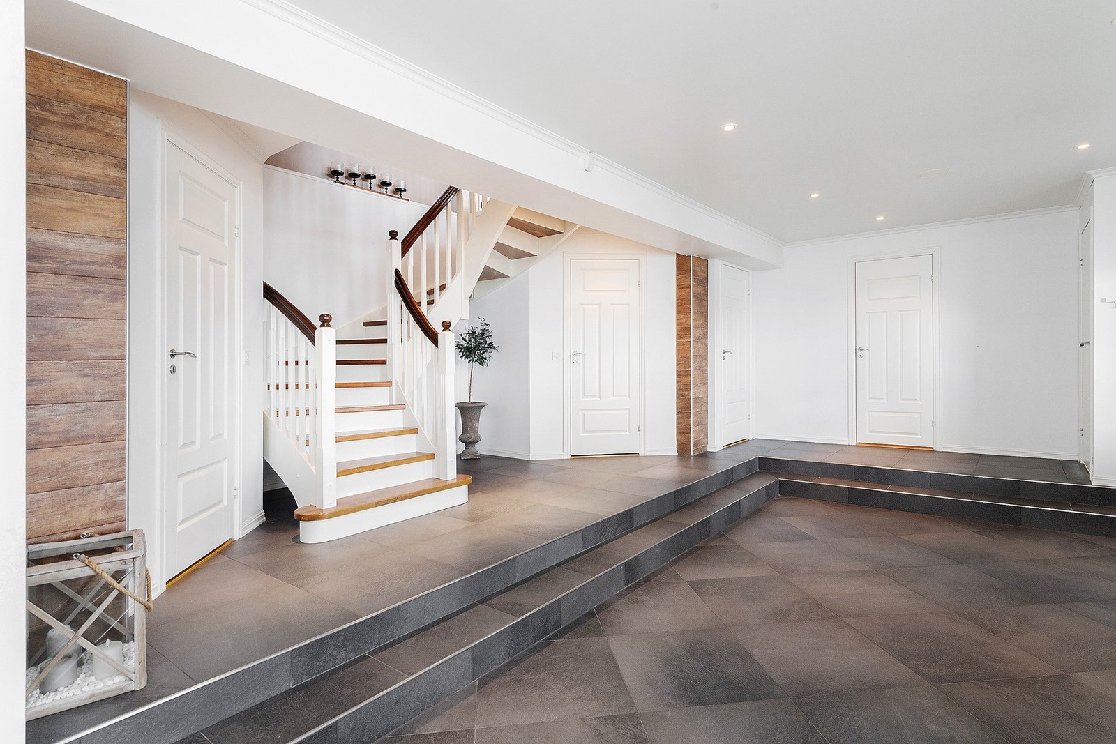 Herskapelig hall i underetasje, videre opp til stue i 1. etasje Galleribilde