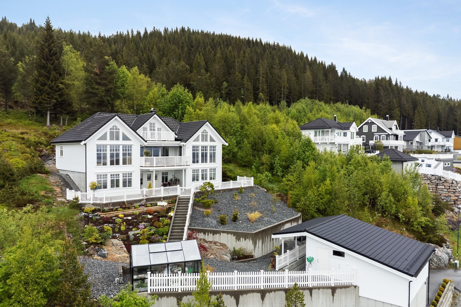 Dobbelgarasje, opparbeidet beplantning og drivhus. Galleribilde