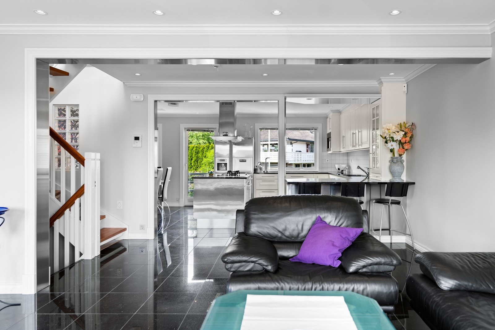 stue med nedgang til 1. etg. Galleribilde