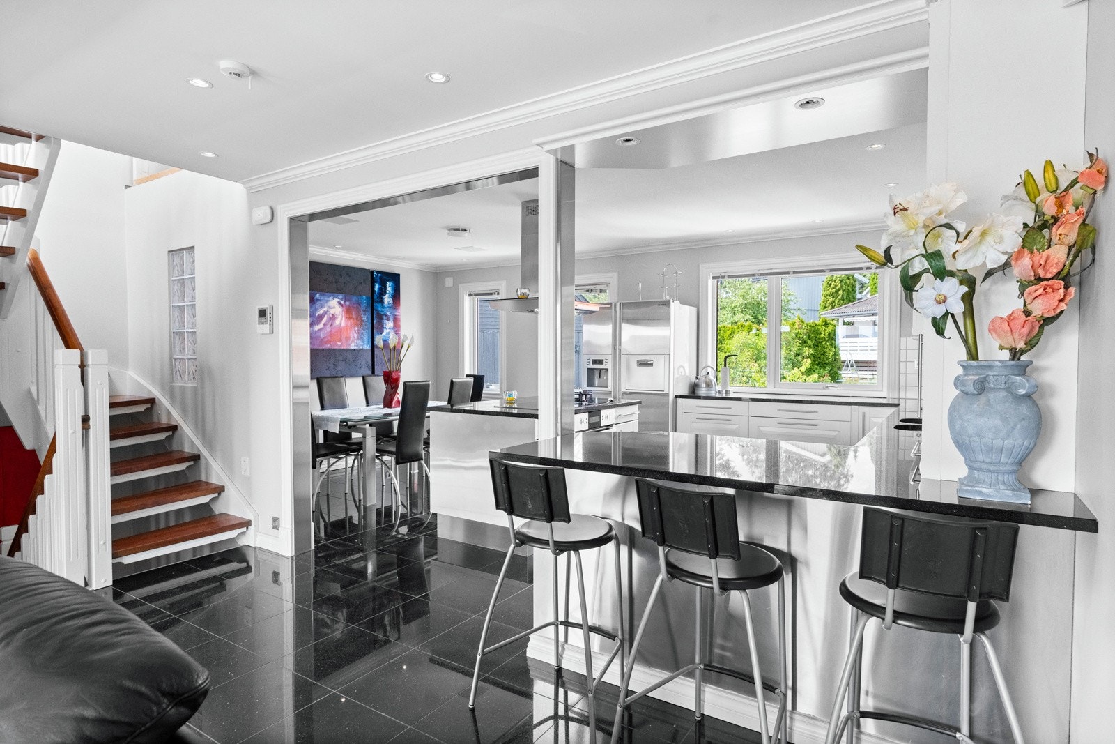 Inng. kjøkken, trapp til 3. etg. Galleribilde