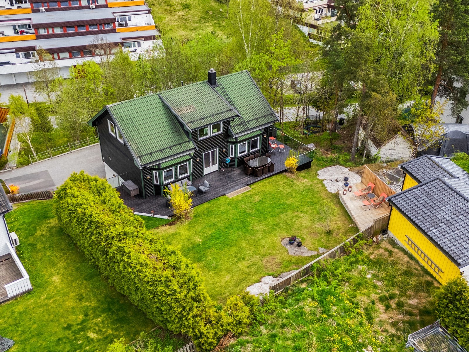 Hagen ligger skjermet av tettvokst tujahekk mot nabo i nordvest og har levegger på øvrige sider. Galleribilde