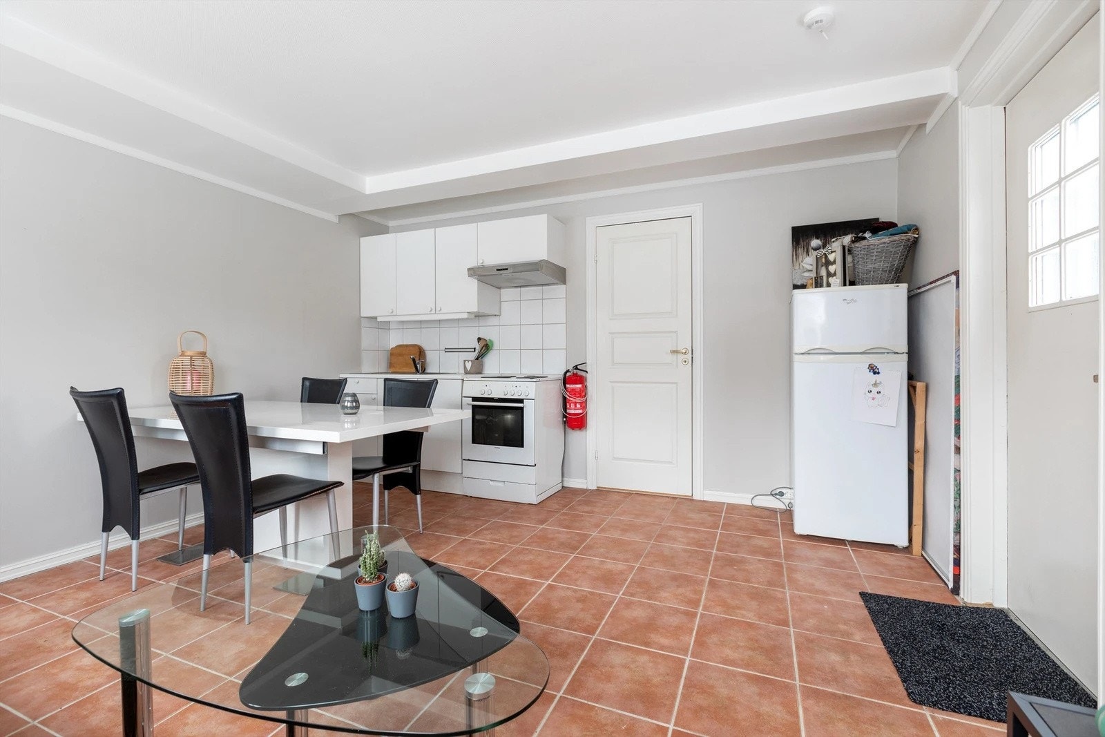 Hybelen har flislagt gulv i stue/kjøkken og god plass til både sofa og spisebord. Galleribilde