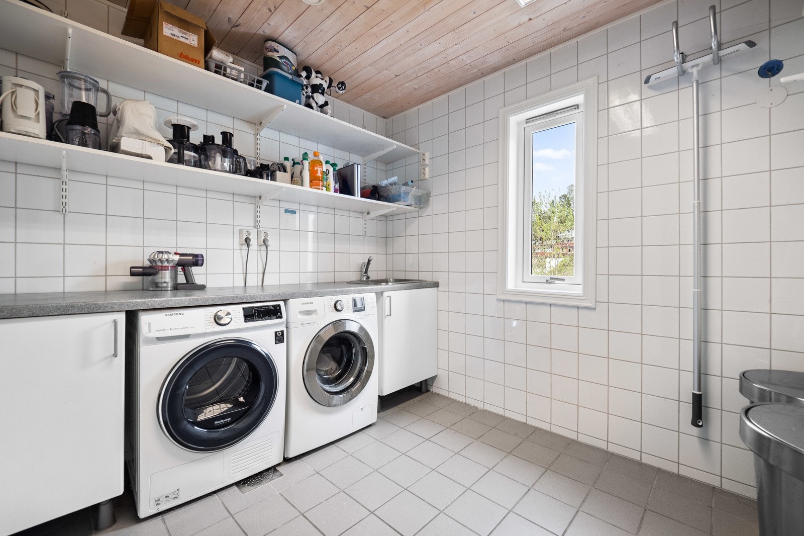 Vaskerommet ligger i første etasje Her er det fliser på gulv og vegger, gulvvarme og praktisk innredning. Galleribilde