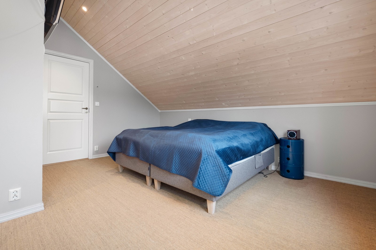 Hovedsoverommet er ekstra stort med god plass til både dobbeltseng, nattbord og skap. Galleribilde