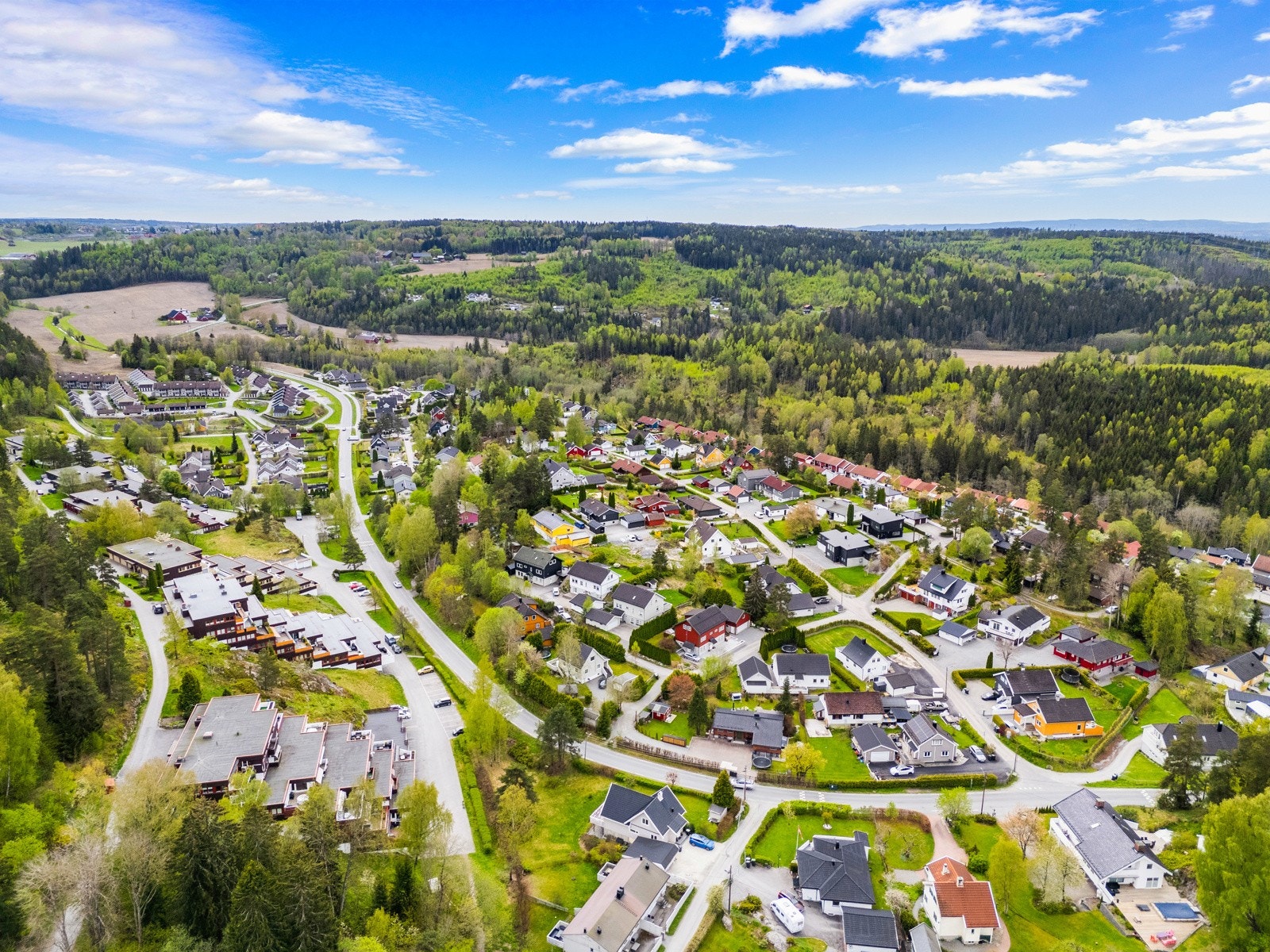 Eneboligen ligger i et barnevennlig boligfelt på Langhus, omkranset av skog og mark. Det skal bygges en ny enebollig over 3 plan på nabotomt mot sydvest, denne vil ta utsikt og antakeligvis sol på ettermiddag/kveld. Galleribilde