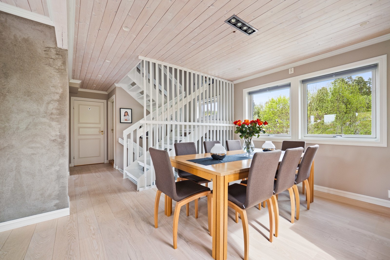 Det er god plass til både tv-lounge, full spisestue og annet møblement i den store hovedstuen. Galleribilde