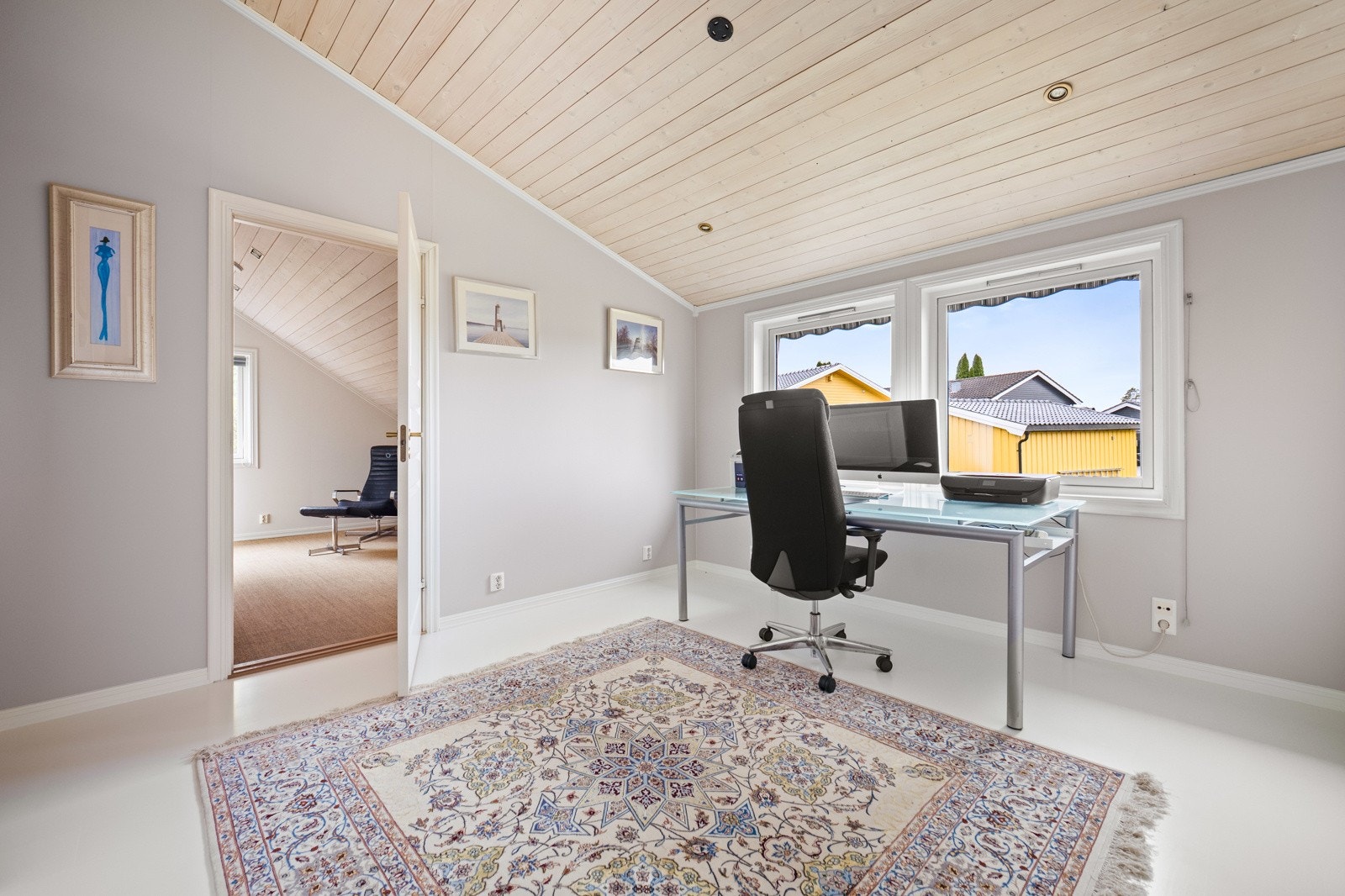 Loftstuen har to vinduer mot hagen og markise som solskjerming. Galleribilde