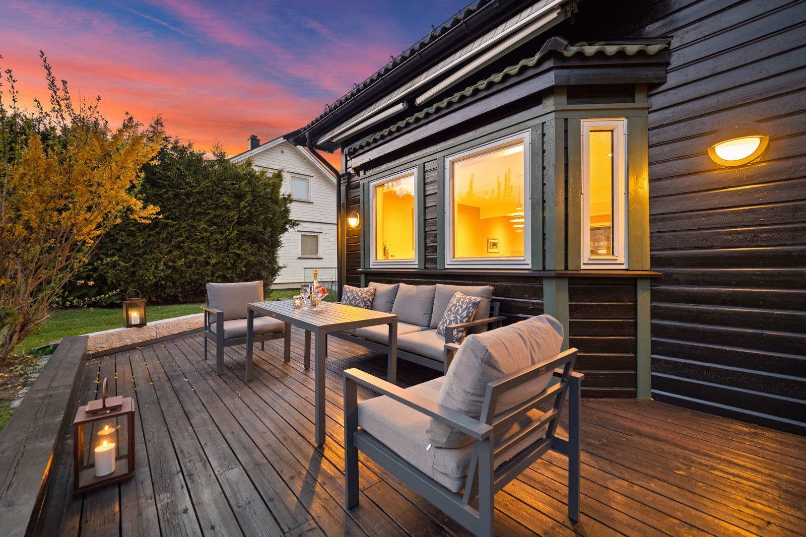 Terrassen utenfor første etasje er ca. 60 kvm, med plass til komfortable utemøbler i flere soner. Galleribilde