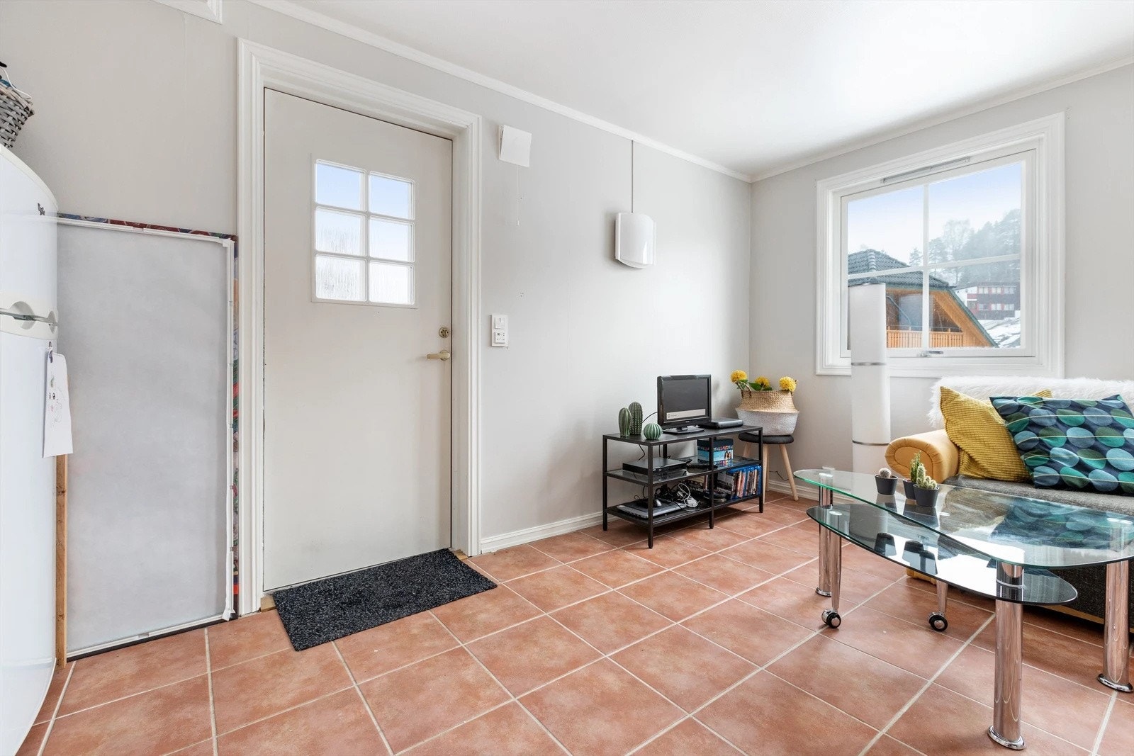 Hybelen har egen inngang direkte til stue/kjøkken i kjelleren. Galleribilde