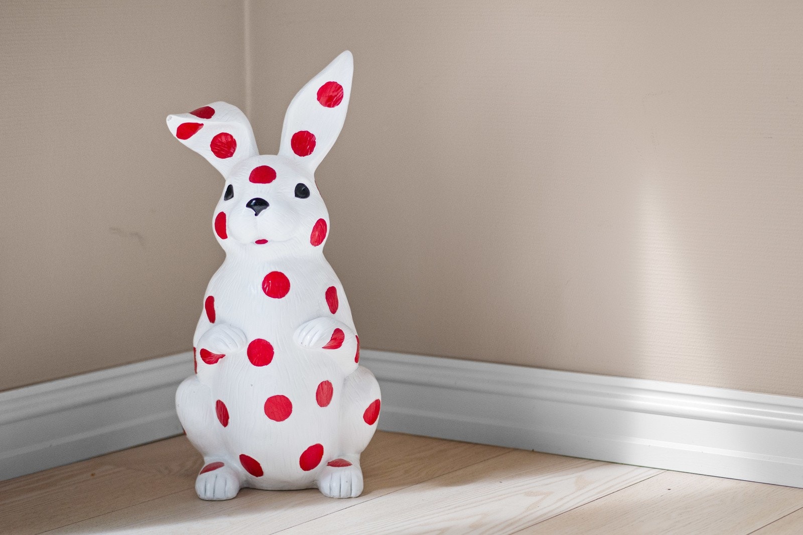 Stuen er holdt i lyse, lette farger og har pent, enstavs parkettgulv fra 2015. Galleribilde