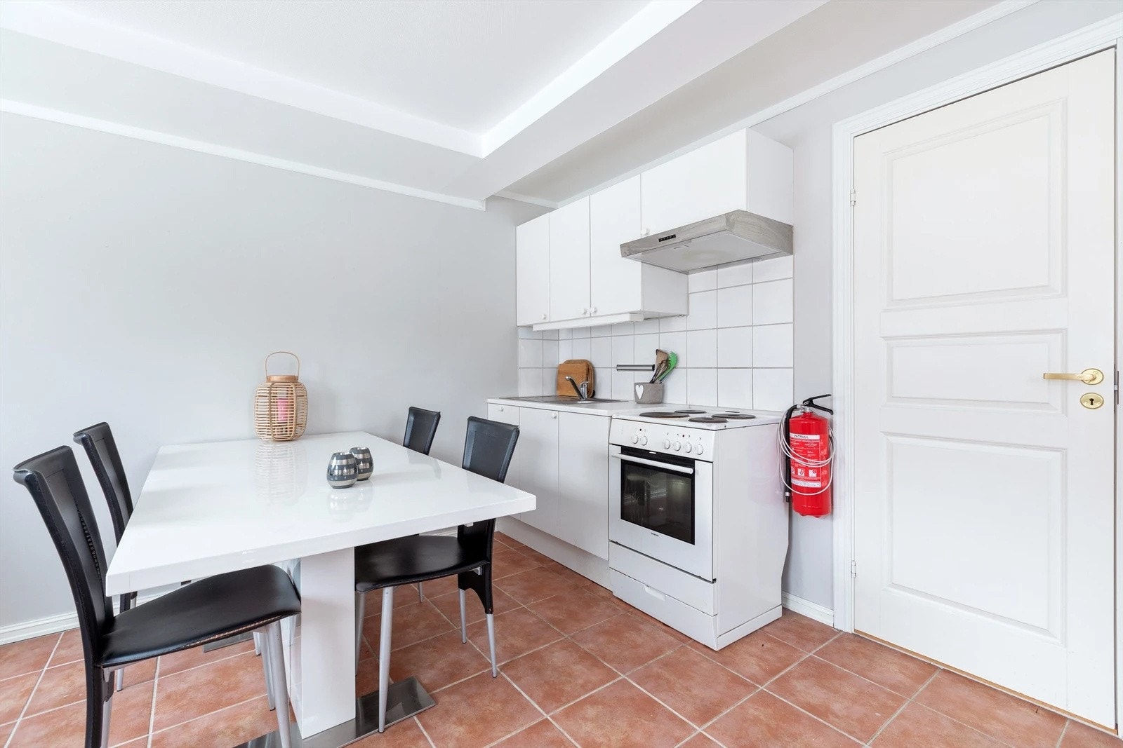 Stuen ligger i åpen løsning til kjøkkenet, som har hvite, glatte fronter, laminatbenkeplate, veggfliser og ventilator. Galleribilde