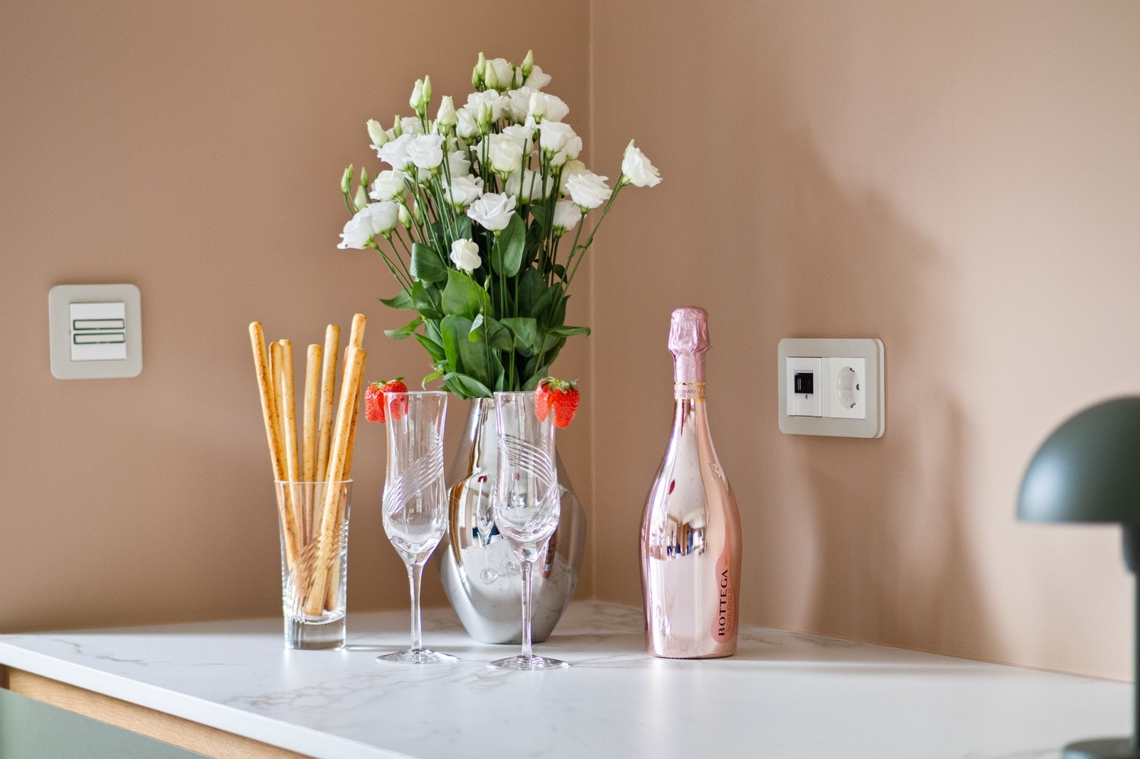 Den langstrakte benkeplaten er i tynn, marmorert stein og byr på god arbeidsflyt. Galleribilde