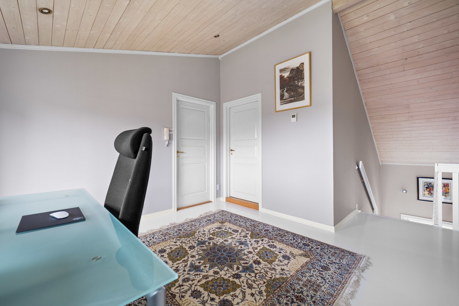 Loftstuen ligger som et sosialt samlingspunkt utenfor soverommene og passer godt som tv-stue eller hjemmekontor. Galleribilde