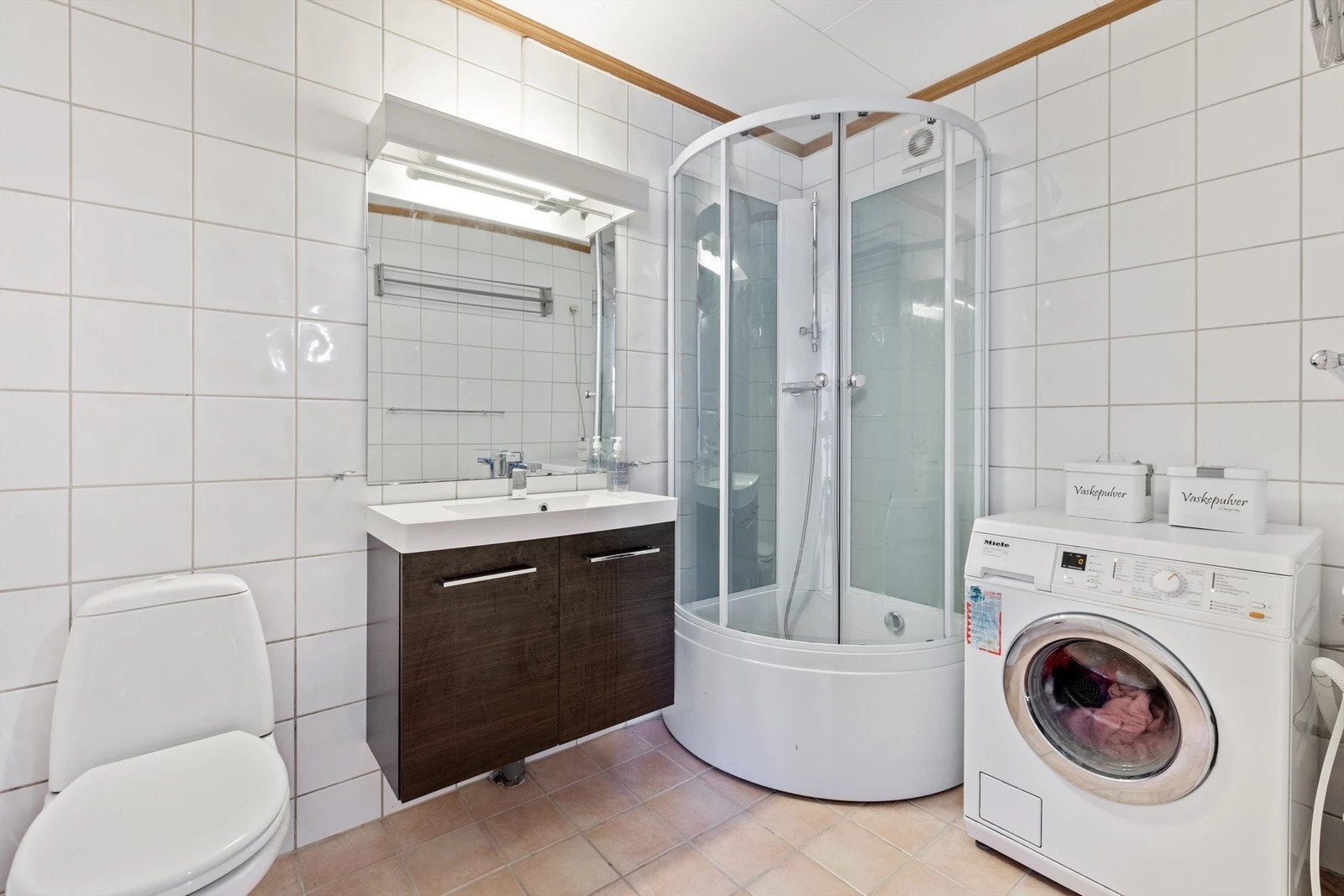 Dusjkabinettet har dyp bunn og det er god oppbevaringsplass i benkeskap. Galleribilde